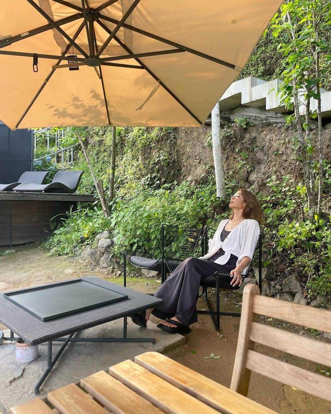 のインスタグラム：「chilling🌿  大好きな曲の歌詞🫶🤍  何をそんなに飽きずに毎日 やってんのかなって思うよ最近 元々誰に何を言われ始めた訳じゃなく 何も疑わず勝手にやってる 久々な友達に会えば聞かれる現状 音楽と答えりゃそれって食えんの? 食えるよ少しのパンとコーヒーは買えるし こんなリリックを書きながら満たす平凡 想像してた大人とは違うけど 何故だか晴れやかな気持ちで過ごす日々 全然今でも胸張れるんだけども 認められてこそって誰に何を? 日本の基準じゃ俺は底辺? 別にいらない成功者って名声 本当に足りないものなんて 実はそんなに無いんじゃない? 僕はこれだけで十分なのに これだけじゃ駄目ですか 周りと持ち物比べて色々と欲しくなって 人の目がそうさせるのか これだけで十分なのに 確かに俺は足りないものだらけの奴さ だからまだまだ掴みにいくものたくさん でも本当に必要じゃないものにまで 手伸ばすのは現代じゃ自然な行為 それが良いのか悪いのかは分からない けれどそう言ったことは俺の頭には無い これはたかが一個人の思う事 思想で韻踏むだけ流すも自由  本当にたりないものなんて 実はそんなないんじゃない? 僕はこれだけで十分なのに これだけじゃ駄目ですか 周りと持ち物比べて色々と欲しくなって 人の目がそうさせるのか これだけで十分なのに  まあ要は空腹を満たすだけなのに 有り余るほどの豪華な食事や遊びは いらないいらない でも愛する人が欲しいものがあるなら それを与えれる人にはなりたいかな 朝が来る事にも感謝したいんだ 本当に足りないものなんて 実はそんなに無いんじゃない? 僕はこれだけで十分なのに これだけじゃ駄目ですか 周りと持ち物比べて色々と欲しくなって 人の目がそうさせるのか これだけで十分なのに  by TOCCHI @tocchi_1991   ------------------  断捨離によって持ち物が どんどんと減っていって感じた事は、 整える物が減って心と時間の ゆとりができた事🫶✨  本当に必要な物を選んでいるか？  自分に必要な物や人間関係は？  大切な事を教えてくれる素敵な曲🤍」