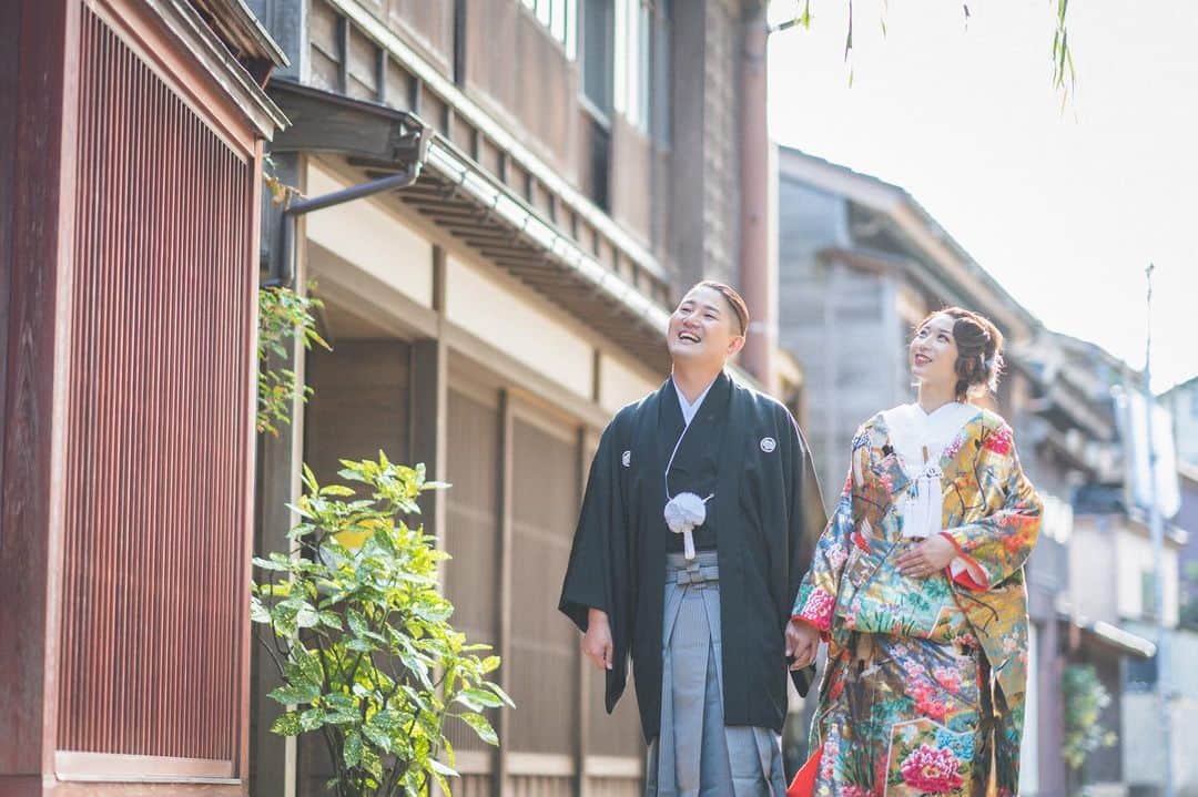 金沢結婚式 ヴィラグランディス金沢のインスタグラム：「. 🇯🇵👘🍵🏯🌿 . . 金沢らしい街並みでの和装前撮りはいかがでしょうか？☺️ デートのような雰囲気で... 自然な笑顔が素敵です😌🤍 . . . . ＼プライダルフェア開催中🕊／ お問合せ・ご相談・フェアへのお申込みはプロフィール欄にある公式ホームページURLより💌 お気軽にご相談ください♪ . . #和装 #和装前撮り #前撮り #ひがし茶屋街」