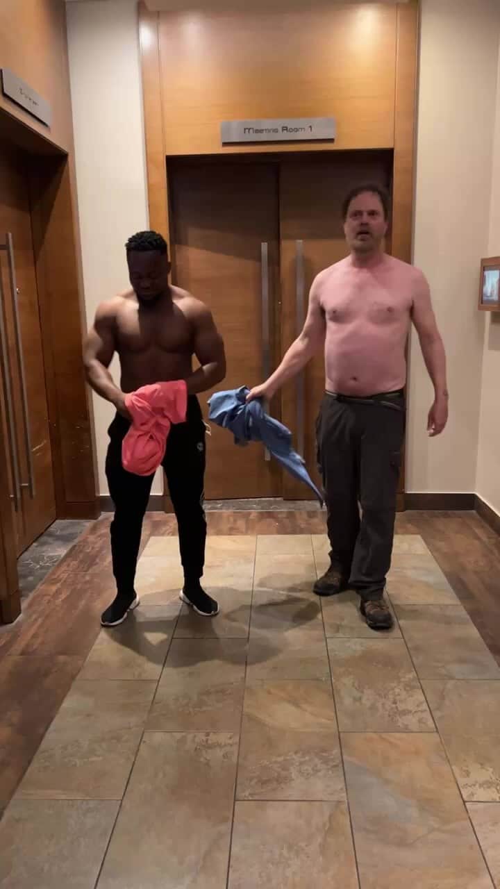 レイン・ウィルソンのインスタグラム：「Push up Contest with @strongstunna_m16 in #Ghana!」