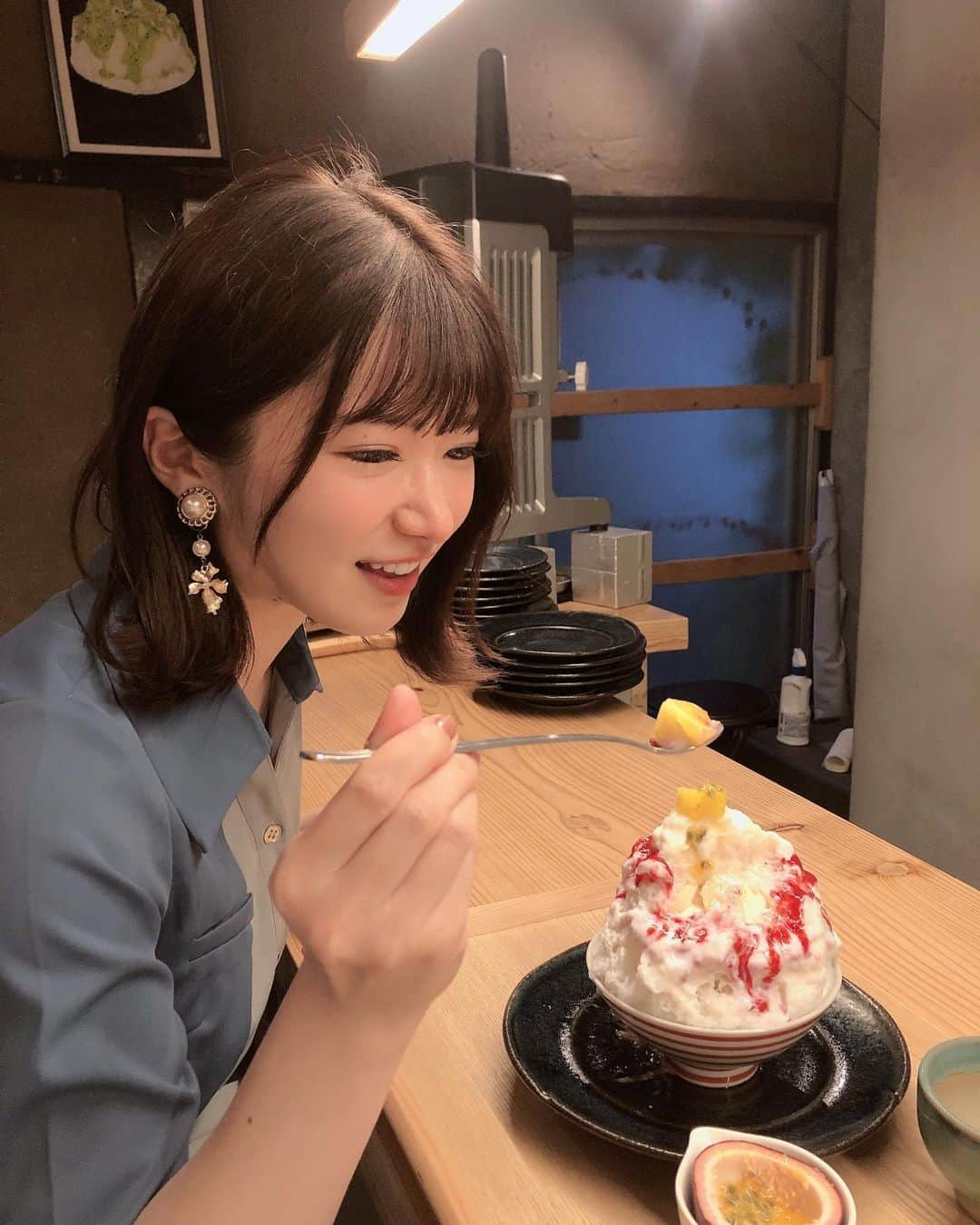 渚志帆さんのインスタグラム写真 - (渚志帆Instagram)「吉祥寺『中町氷菓店』さん🍧  ＊豆乳キャラメルナッツバナナ ＊知覧茶の極上抹茶クリームあずき 極 ＊生苺×台湾パイン   THE PASSION  最近お気に入りの中町氷菓店さんへ🍧 ビジュアル映えすぎなバナナ🍌 キャラメルとバナナと聞いてかなり甘めなのかなと思っていたけど、豆乳が入ることによりヘルシーでさっぱりとした味わいに。 そしてこちらお豆腐も混ぜているらしくシットリと豆の味もしました🥳 ナッツがちょうど良い甘さとブラックペッパーが素敵なアクセント。 かなり軽い食感のヘルシー氷でした🍧 鹿児島の知覧茶を使った抹茶クリームあずき🍵 渋めの抹茶大好きな味！！！ 抹茶とあずきのThe王道な和の氷ちゃん最高😋 そこにトロットロの餅で和の極み！！！ この組み合わせは間違いないし、渋めの抹茶と甘めのあずきのバランスがめちゃくちゃ良くて美味しい。 中町氷菓店さんの独特なトロットロ餅はハマっちゃう。 パッションのかき氷は初めて🍧 シロップがとろ〜りとろとろ！！！ 別添えパッションのプチプチ感が食べていて楽しい😚 そして中にはバナナが！🍌 フルーティーでパッションの酸味も美味しくてあっという間に完食🥹 イチゴにパインも入ってフルーツ盛りだくさん満足感半端ないでもリピートしたいくらいかなり大好きな味でした✨ 今回きまぐれ氷として出ていたけど、定番メニューにしてほしいくらい美味しい一杯。 中町氷菓店さんの生フルーツは本当に最高です♡」6月27日 21時24分 - totsuka_ruu