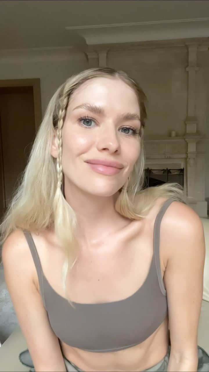 エレナ・ペルミノヴァのインスタグラム：「Девочки,  есть классная тема! Отмечайте  в комментариях ваших дарлингов, с кем проводите лучшие  викенды, а мы с ❤️ @goldapple подарим 10-ти победителям по 5 моих самых любимых масок Darling !! Те, кто давно следят за мной знают,  что дарю я только проверенные средства, от которых сама в восторге. Так вот я абсолютный фанат масок , особенно Skin Fuel от Darling. Перепробовала все и всегда беру  с собой - на все случаи жизни. В видео рассказываю о моих самых любимых продуктах  этого крутейшего бренда. Мои фавориты: патчи Green Soother, гель для бровей Nymph Brow, жидкие тени для век (и для души) Soul Sisters в оттенках 02 и 03, и термотушь Lash Cocoon💚 Сняла для вас подробное видео и делюсь  промокодом ДАРЛИНГ, он даст целые доп. -15% в @goldapple до 30.06 У меня на сегодня все,а завтра выберем  победителей  рандомно - шансы  равны  у всех! Жду ваших комментов!」