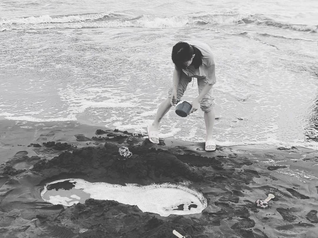 徳永有美さんのインスタグラム写真 - (徳永有美Instagram)「暑い日に海のことを思い出すだけで、どこか気持ちが変わる。 海行ったら行ったで暑いんだけど。  #とりあえず穴掘る #城を作ったが即崩壊 #この日はまだ寒かったな #海も冷たかったな」6月28日 7時18分 - yumi_tokunaga.official