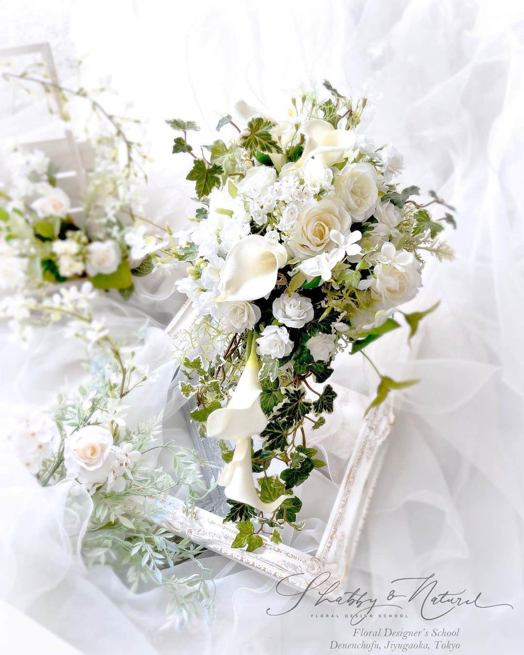 Shabby & Naturelさんのインスタグラム写真 - (Shabby & NaturelInstagram)「梅雨もあけ、各地本格的な暑さに！！！、日向は軽く40度超えとの事なので、どうぞご自愛くださいね。^_^  ～　ブーケの専門家を目指す！(^^)/ 〜  シャビー&ナチュラルでは、フローラルデザイナーを目指す方が、ご自分の得意分野や、方向性を自由に考えて、必要な技術やデザイン力をつけていただけるようなコースやプログラムが用意されています。  基本のコースを終了し、ディプロマ取得後は、さまざまな技術についてのブラッシュアップを、ご自分て選んだり、相談しながらとっていただくことが出来ます。  本日のお写真は、@rinka.flower 先生の作品。 1枚目　:  カラーを使ったキャスケードブーケ 2枚目　:  秋の充実を感じさせる大人なラウンドブーケ 3枚目　:  ウェディング用三日月リースブーケ  @rinka.flower 先生は、初期のころから特にブーケの技術を上げて行きたいと、ブーケについて集中的にブラッシュアップを取られていますが、どれも、きゅんとしたり、ぐっハートを掴まれたり！心を動かされる素敵なブーケです。  フローラルデザイナーとしては、アレンジはもちろん、ブーケや、ウェディング関連、ディスプレイや空間デザインなど、フローラルデザイナーとしては、魅力的でワクワクする分野がたくさんあります。  ご自身が、どんな作品やドラマを演出出来るようになりたいのか？　生徒様は、シャビナチュの様々な作品やコースにドキドキしながら担当の先生にご相談してみてくださいね～！  #シャビーアンドナチュラル #シャビーアンドナチュラル認定校 ・ #flowerarrangement#shabbychic#シャビーシック #アレンジメント #フラワーアレンジメント#フラワー #アーティフィシャルフラワー#ナチュラル #シャビーアンドナチュラル#シャビナチュ#フラワーデザイン　#ウェディング　#ウェディングブーケ　#ブーケ　#リース　#リースブーケ  @mm_branding_design」6月28日 7時44分 - shabby_naturel