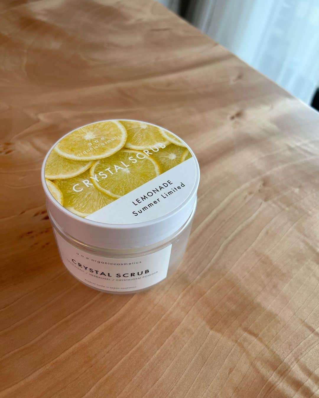 のインスタグラム：「過去最高に気に入った保湿スクラブ☺️  【a.o.e organiccosmetics】LEMONADE SUMMER LIMITED CRYSTAL SCRUB  初めはオイルとお塩が分離しており、それをしっかりかき混ぜて使うのに先ずはびっくり。  そのあと身体をスクラブしながら、オイルを乳化させていくと、洗い上がりのお肌はしっとりつるつるです。  結婚式に向けて良いスクラブをずっと探していて肌が綺麗な　@aoihamada が教えてくれたアイテム♡  ３億年の月日をかけ自然のちからで結晶化した、クリスタルロックソルトと、水晶(クリスタルの粉)をブレンドしていて自然の恵みふんだんに使用しているのも嬉しい✨  美容も身体が喜ぶものを取り入れていきたいです☺️  今日もみんなにとって素敵な一日になりますように🤍  #プレ花嫁 #ボディスクラブ　#オーガニック　#美容すきな人と繋がりたい」