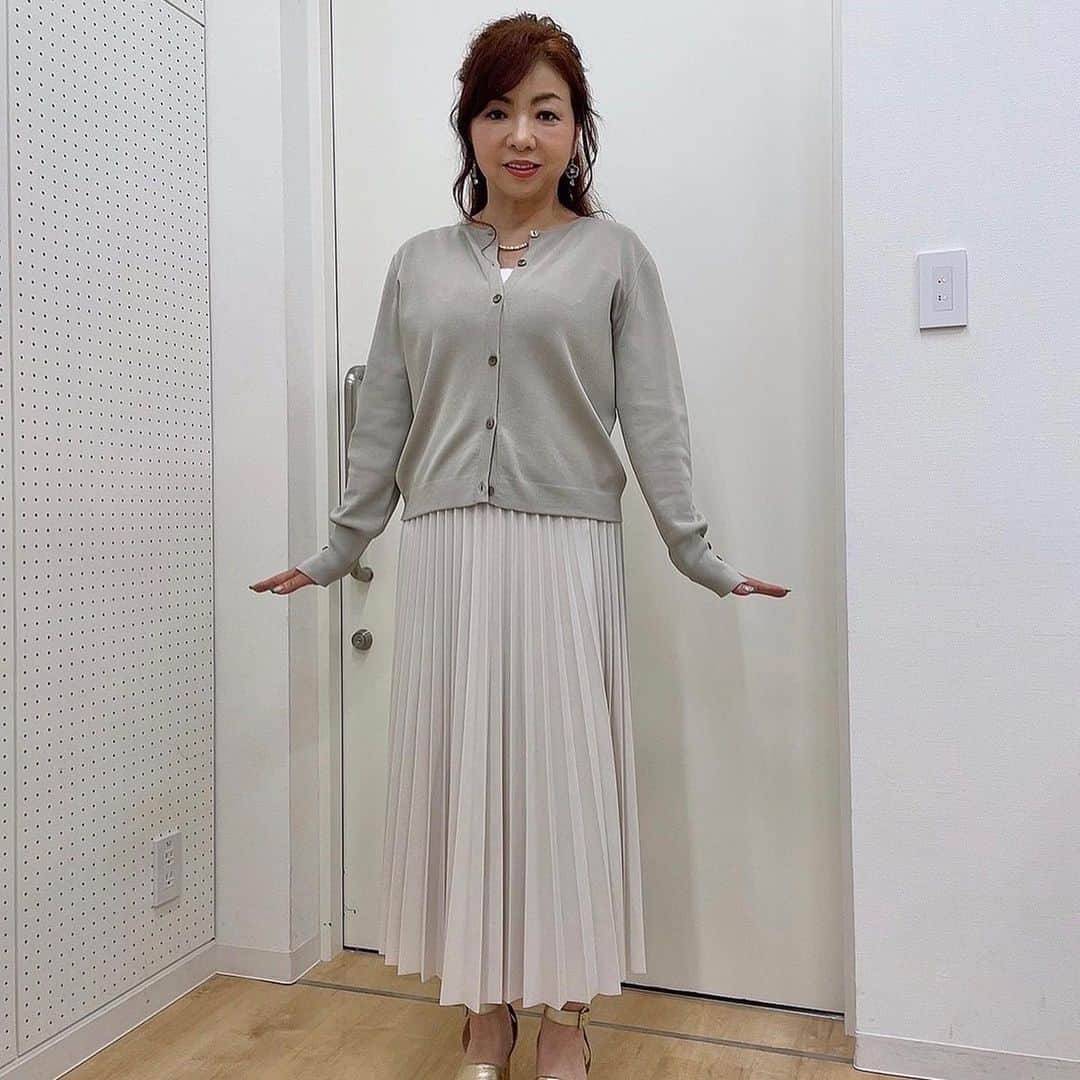 のインスタグラム：「私服とテレビ衣装共に LiSA LiSAさんのは昔から大好きで着用しています💕  ⭐️6/18（土）【あさパラS】（1枚目） ○トップス《オープンカフスカーディガン（サイドベージュ）》　 ○スカート《ストレッチプリーツスカート(アイボリー)》  ⭐️6/22（水）【よ〜いドン！】（2枚目） ○《裾ドロスト異素材ロングプルオーバー(ベージュ)》（2021年春夏の商品）  ⭐️6/25（土）【あさパラS】（3枚目） ○ワンピース《リネン混 コートワンピース(オフホワイト)》　 ○パンツ《ドロスト付ツインパワーリネン混パンツ(チョコブラウン)》  スタイリストのインスタにも載せてます😊 @eyes_stylist   #ハイヒールモモコ #👠 #👠🍑 #CHANEL #シャネラー #グルメ #アメブロ  #YouTube #モモコ新聞 #テレビ衣装 #私服 #芦屋リサリサ #LiSALiSA #あさパラS #よーいドン」