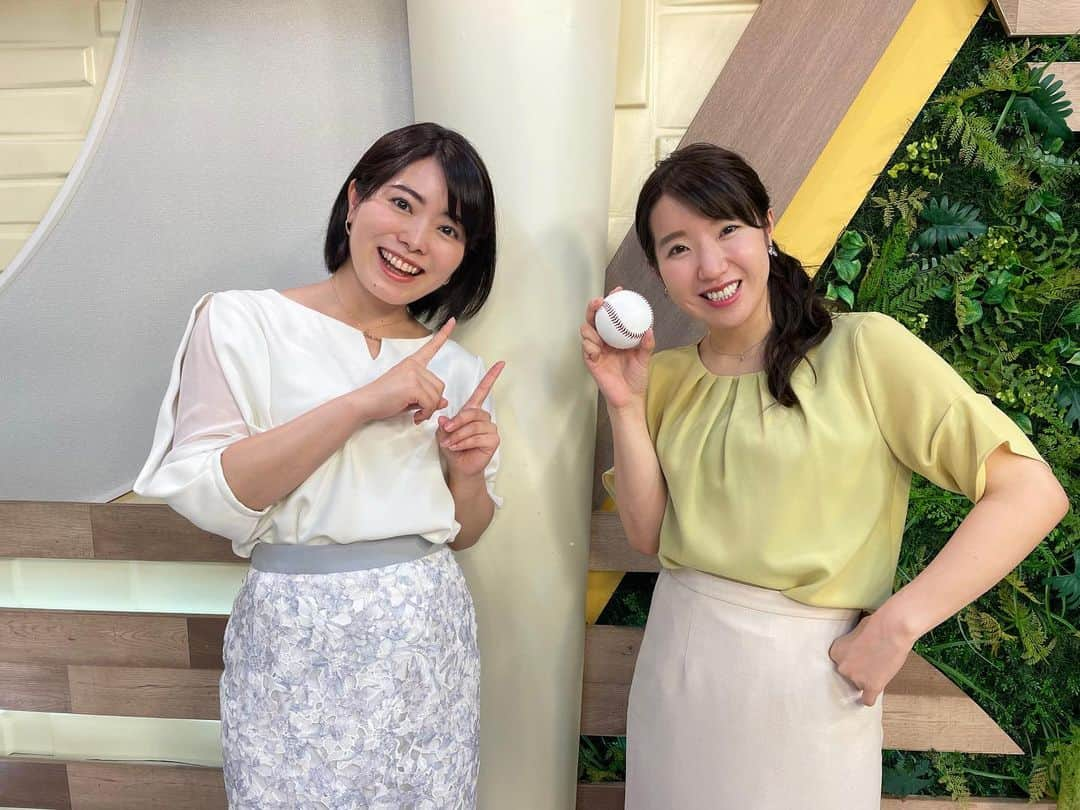 藤坂奈央のインスタグラム：「. NewsLinkをご覧いただき、ありがとうございました😌 . 今日は早くも 関東甲信地方の梅雨明けが発表されましたね🦀 過去最も短い梅雨だそうです。 . 毎週月曜スポーツコーナーでは 来月9日開幕の高校野球県大会 出場校のひとつ「藤沢清流高校」を紹介⚾️ 梅雨も明けて高校野球…まさに夏本番ですね✨✨ . . 照井ちゃんを見習って 私も塩飴を持ち歩こうと思います💦 今週も頑張りましょう〜〜 . #tvk  #NewsLink #tvkスポーツ #照井七瀬 #藤坂奈央」