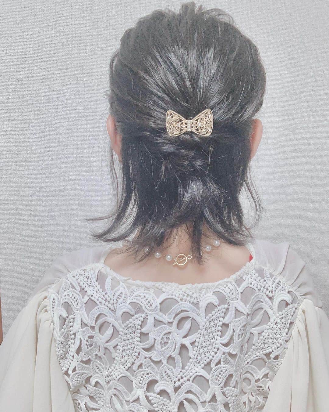 有村瞳さんのインスタグラム写真 - (有村瞳Instagram)「結婚式の髪型✨(動画)  #黒髪ショート #ヘアアレンジ #ショートヘアアレンジ #結婚式ヘアアレンジ #結婚式お呼ばれ #ホットペッパービューティー #ハーフアップ #lattice」6月27日 23時46分 - hitochan145