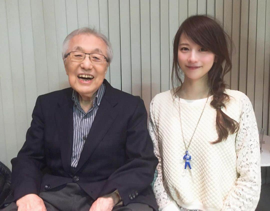 のインスタグラム：「ㅤㅤㅤㅤㅤㅤㅤㅤㅤㅤㅤㅤㅤ 渡辺宙明先生ご逝去の報に言葉を失いました。 宙明先生のおかげで今の私があります。 あの時、先生の楽曲に助けられなければどうなっていたでしょう。 きっと今の笑顔の3分の1ほどの光しか宿っていなかったはずです。 先生には細胞が生き返る力を、 そして多くの出会いをいただきました。 宝物がたくさんたくさん増えました。 宙明サウンドがこの日本に、この世界に溢れていること。 そんな世界で生きられること。 幸せです。 不世出な才能。センス。バイタリティ。 偉大な先生の2015年の笑顔を。 #渡辺宙明 先生、本当に本当にありがとうございました。 まだまだ聴きたかった。 ひどく悲しく寂しいです。」
