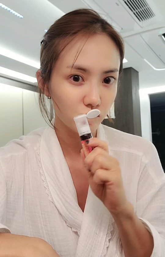 ユ・ハナのインスタグラム：「이제 드디어 #육퇴  오늘 친구들이랑 톡하다가 집청소하느라 엄청 땀많이 흘렸다고했더니 집청소까지 혼자 다하냐고 쉬기는 하는거냐고  잠자는 것도 못 본 것 같다고🤣  그러고보니 그런 것 같기도해요..😅😅  그래도 점점 나이가 들 수록 부족해지고 딸리는 것 투성이..😭  좋은 거 많이 챙겨드세요!!!   오쏘* 과 비교해도 될만큼 뛰어난, 마시는 올인원 비타민&미네랄  '시그니처 파이토 이뮨'   제 남편이 엄청 잘 가지고 다니고 제가 에너지 업!!으로 엄청 이 영양제에 의지하고 있다는 거 안비밀입니다!   뽜이팅이 막 넘칠테니깐💪  굿나잇!」
