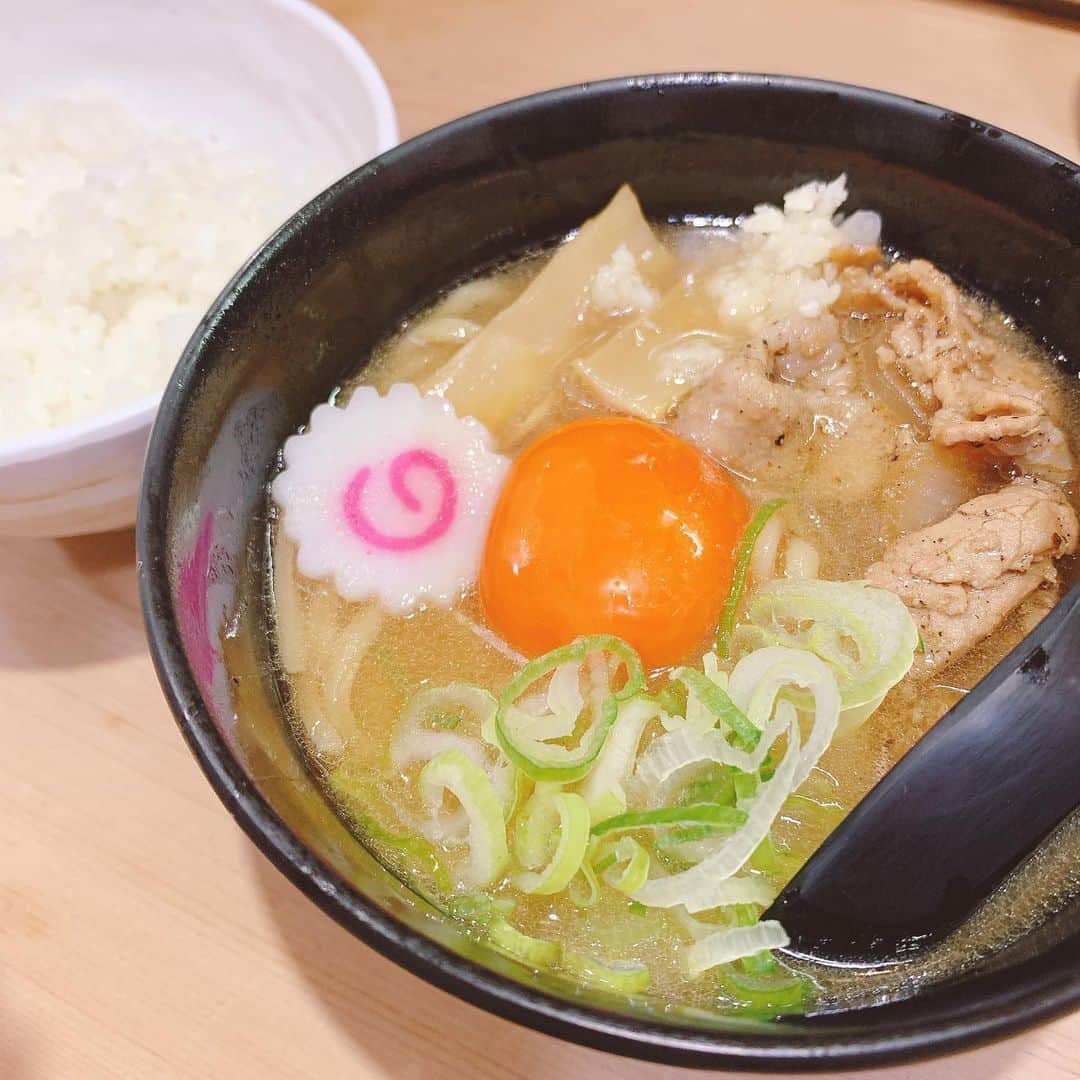 有村瞳のインスタグラム：「1番好きなラーメン🍜!!!!  おとどの肉玉そばです✨  「日本一ご飯がすすむラーメン」  それだけでもうおいしいよね！笑  初めて食べた時の衝撃ったらもう…… まさかの新宿にできたので1回は食べてみてほしい！！！！  私はいつもハーフで白ごはん！ もちろん、にんにく入れます🧄 ご飯に合いすぎてスープなくなりました。後悔はしてません。笑  #こどもラーメン倶楽部 #おとど #肉玉そば #にんにく  #昔は高円寺とか亀有までわざわざラーメン食べるためだけにいってた」