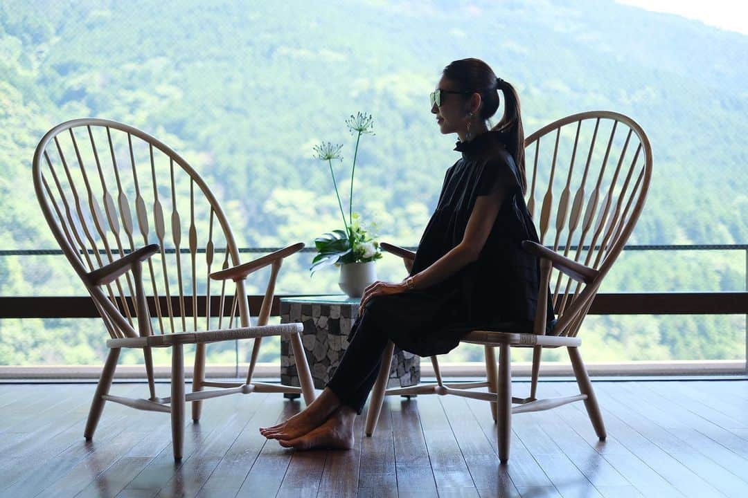 木本泉さんのインスタグラム写真 - (木本泉Instagram)「- この椅子、何時間でも座っていたい😌🌿  毎日起きて、この緑を眺められたら最高ですよね☀️  #箱根#温泉#旅館」6月28日 0時27分 - izumikimoto