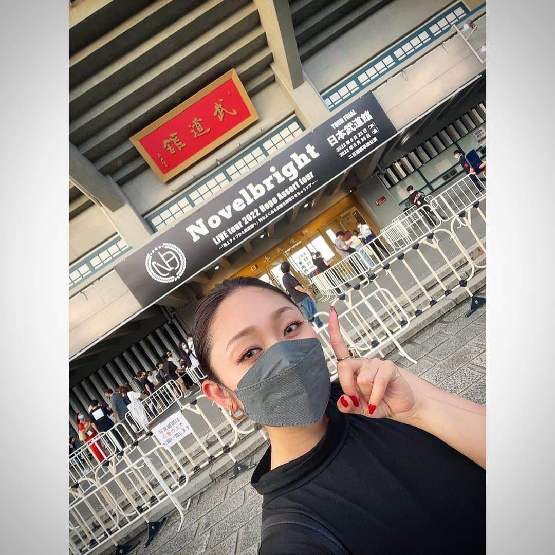 安藤美姫さんのインスタグラム写真 - (安藤美姫Instagram)「I went to my Friends LIVE Tour 2022 in Tokyo🎤🔥 It was really cool and amazing LIVE🌹  🔥Powerful🔥 🍀Positive Energy🍀 ♥️Warm Heart♥️ 🦋Life🦋 📜Messages📜  Thank you for inviting me to share the moment with you and your amazing supporters and fans!!!  先日 Novelbright LIVE tour 2022 Hope Assort tour  ～路上ライブから武道館へ〜  お友達の紹介で知り合えた竹中雄大さんにご招待頂き武道館で行われたライブに行かせて頂きました！  本当にかっこよくて　パワフルで　時に笑いがあり メッセージ性のある楽曲の数々🌹😌 5人のメンバーのここまでの道のりや想いがいっぱい詰まった空間は本当に凄かったです！！！  人生生きていれば 良い事も 悪い事も 幸せな事も 悔しい事も たくさんある  でも色んな人に出会って　支えられて　ここまで信じ続けて夢を実現させた姿は本当に輝いていました！  新曲も聴けて心に響く曲で ライブに行ってより一層大好きになりました🦋  本当にありがとうございました😌 お疲れ様でした💕💕💕  #novelbright #ノーベルブライト #武道館 #novelbrightlivetour2022  #hopeassorttour #路上ライブから武道館へ #竹中雄大 さん #山田海斗　さん #沖聡次郎　さん #ねぎ　さん #圭吾　さん #安藤美姫 #mikiando」6月28日 1時12分 - miki_m_ando0403