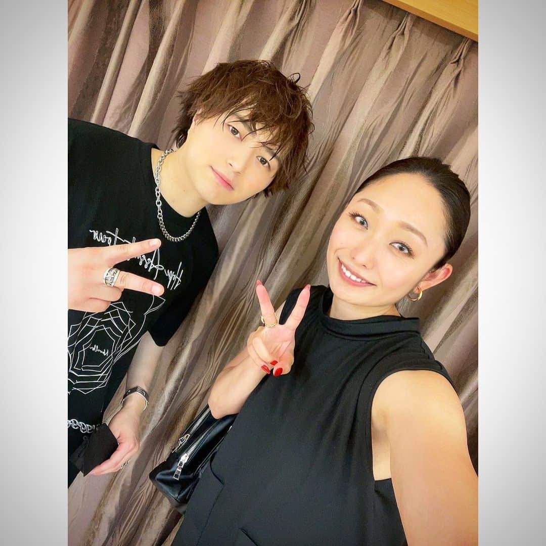 安藤美姫さんのインスタグラム写真 - (安藤美姫Instagram)「I went to my Friends LIVE Tour 2022 in Tokyo🎤🔥 It was really cool and amazing LIVE🌹  🔥Powerful🔥 🍀Positive Energy🍀 ♥️Warm Heart♥️ 🦋Life🦋 📜Messages📜  Thank you for inviting me to share the moment with you and your amazing supporters and fans!!!  先日 Novelbright LIVE tour 2022 Hope Assort tour  ～路上ライブから武道館へ〜  お友達の紹介で知り合えた竹中雄大さんにご招待頂き武道館で行われたライブに行かせて頂きました！  本当にかっこよくて　パワフルで　時に笑いがあり メッセージ性のある楽曲の数々🌹😌 5人のメンバーのここまでの道のりや想いがいっぱい詰まった空間は本当に凄かったです！！！  人生生きていれば 良い事も 悪い事も 幸せな事も 悔しい事も たくさんある  でも色んな人に出会って　支えられて　ここまで信じ続けて夢を実現させた姿は本当に輝いていました！  新曲も聴けて心に響く曲で ライブに行ってより一層大好きになりました🦋  本当にありがとうございました😌 お疲れ様でした💕💕💕  #novelbright #ノーベルブライト #武道館 #novelbrightlivetour2022  #hopeassorttour #路上ライブから武道館へ #竹中雄大 さん #山田海斗　さん #沖聡次郎　さん #ねぎ　さん #圭吾　さん #安藤美姫 #mikiando」6月28日 1時12分 - miki_m_ando0403