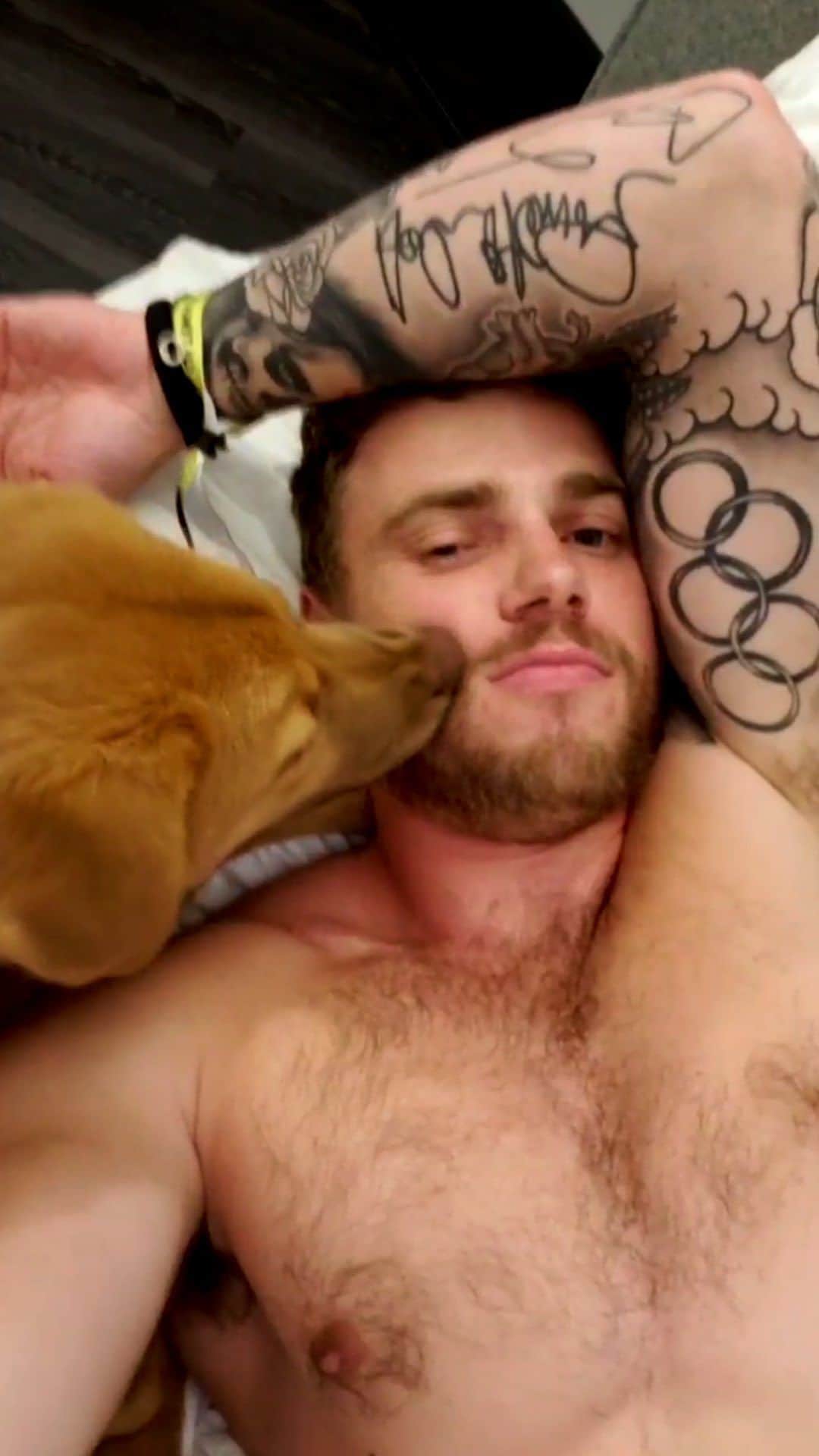 ガス・ケンワージーのインスタグラム：「Olympic skier @guskenworthy adopted a newborn puppy during the winter games — watch @b_pups clean his beard as a thank you (with footage from @hsiglobal) 💙」