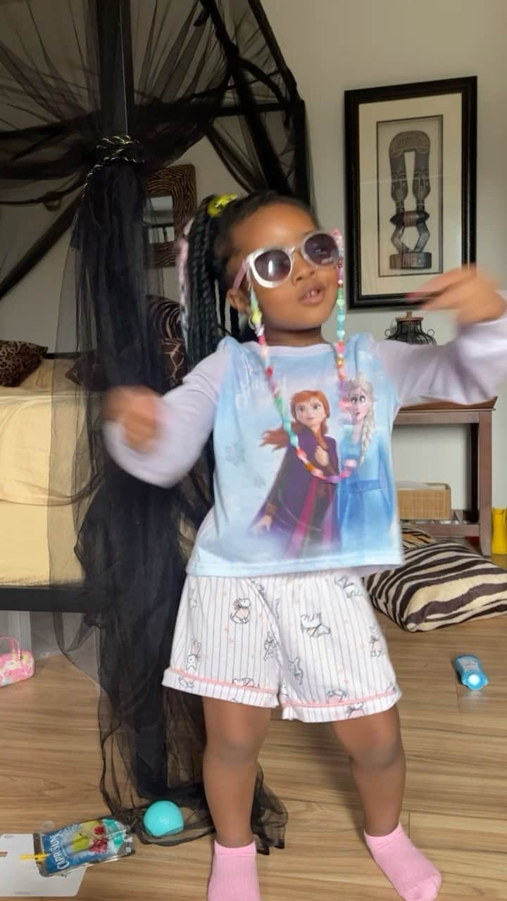 レミー・マーのインスタグラム：「@ReminisceMacKenzie is living her best life; her big sister @chanel.nine been staying over for the past week and they just sent me this video 😂 Song: Slumber Party by @ThatGirlLayLay (heyyy Lay!💋) Sidebar: I’m currently arguing with @papoose : I say she get her swag from me he says it’s from both of us Double Sidebar: when she doing crazyyyy stuff I ALWAYS get blamed nowww all of a sudden we sharing lol #My3YearOld #MyMiniMe #BabyReminisce #KenzieGirl #Mac #RemyMa」