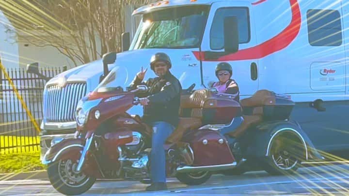 スティーブのインスタグラム：「Watch the reaction from these bikers when they see my old skyline and a Japanese bosozoku bike cruising together!! ハコスカと族車バイクを走らせてみた時の周りの反応‼️ #bosozoku #bosozokubike #bosozokustyle #hakosuka  #族車  #ハコスカ　#zokusha #ゼファー」