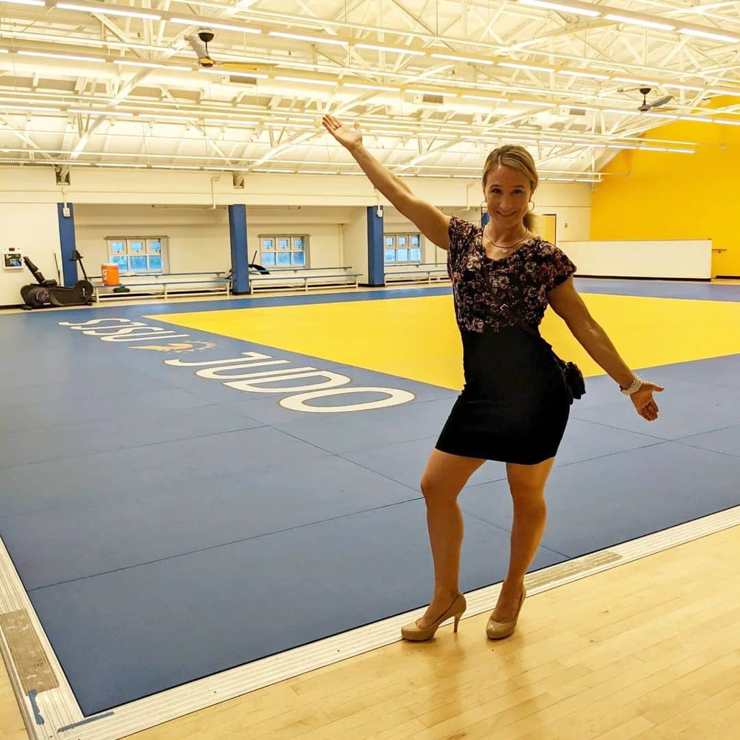 マルティ・マロイのインスタグラム：「No heels on the mats! 🚫👠」