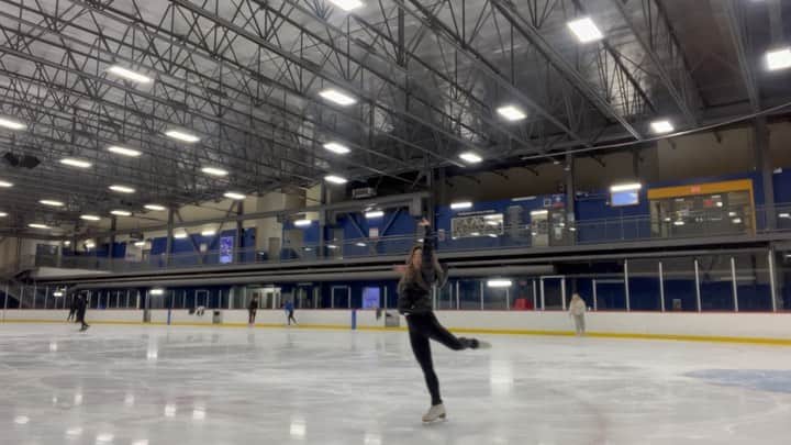 Megan Yimのインスタグラム：「tb to experimenting with ballet moves on the ice! planning to revisit this soon with some music 🥰🥰」