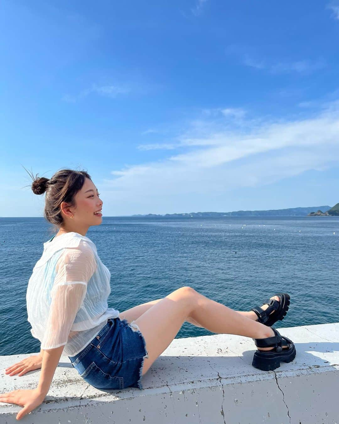 大平萌笑さんのインスタグラム写真 - (大平萌笑Instagram)「夏を先取り🏝♡   #summer #sea #海 #和歌山 #シアーシャツ #ショートパンツ #厚底サンダル #へそ出し #お団子ヘア #jkブランド #大平萌笑」6月28日 18時12分 - ohiramoe