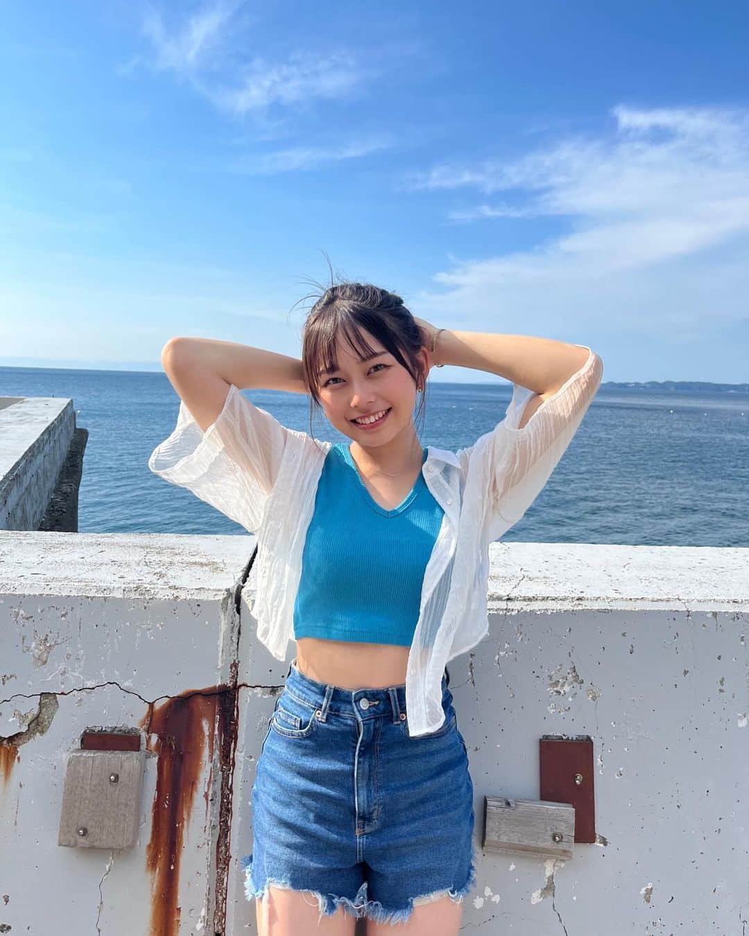 大平萌笑さんのインスタグラム写真 - (大平萌笑Instagram)「夏を先取り🏝♡   #summer #sea #海 #和歌山 #シアーシャツ #ショートパンツ #厚底サンダル #へそ出し #お団子ヘア #jkブランド #大平萌笑」6月28日 18時12分 - ohiramoe