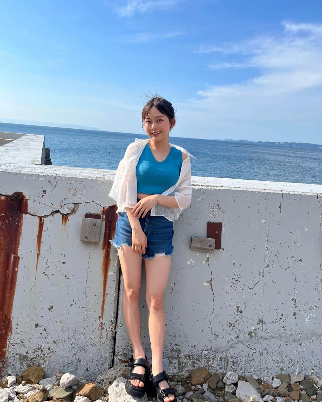 大平萌笑さんのインスタグラム写真 - (大平萌笑Instagram)「夏を先取り🏝♡   #summer #sea #海 #和歌山 #シアーシャツ #ショートパンツ #厚底サンダル #へそ出し #お団子ヘア #jkブランド #大平萌笑」6月28日 18時12分 - ohiramoe