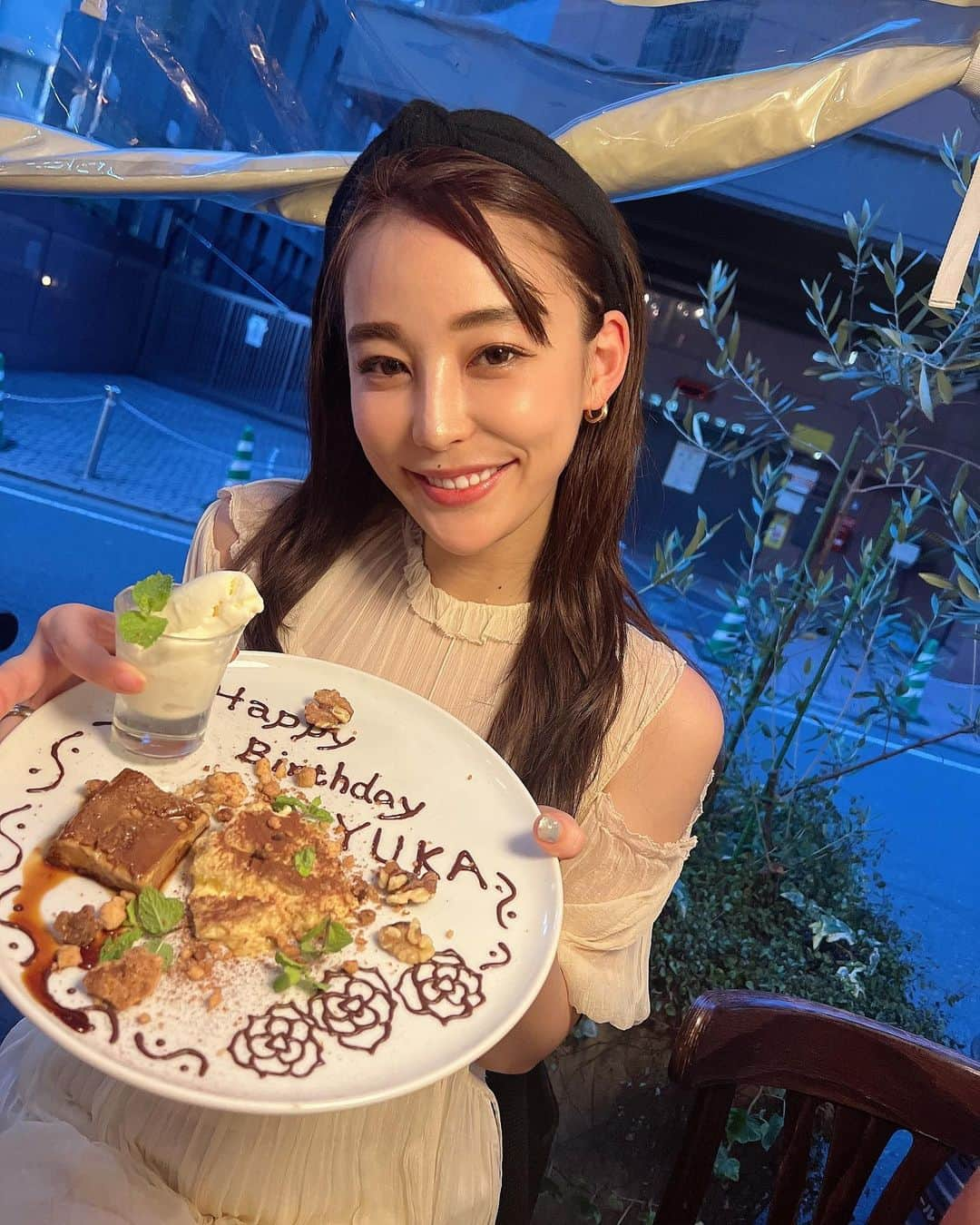 南條有香のインスタグラム：「本当にお祝いたくさんありがとうございました🥺 dmもコメントも読ませて頂いてます🥹  ほんとにありがとうな気持ちがいっぱいすぎて🥹 33歳は日々この感謝の気持ちをみなさんに返していきたいです🥺  ありがとうございました🙏」