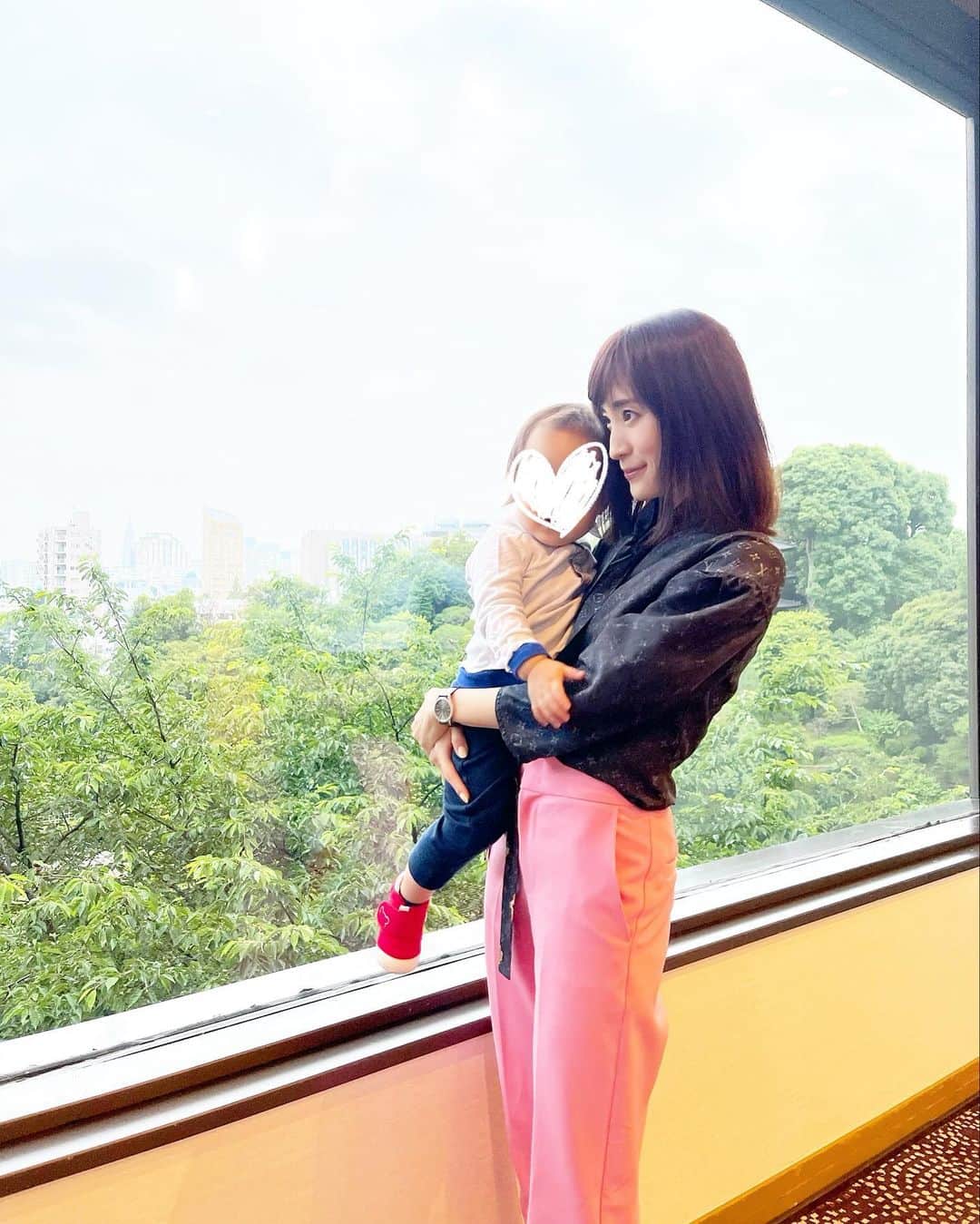 小林真由のインスタグラム：「椿山荘stay🌿🍴 ⁡ 雨の後であまり見えなかったけど、やっぱり蛍が照らす庭園は幻想的で、来てよかったねと必ず話します🎇 ⁡ 一昨年、去年と子供の興味がどんどん増えて、絶対に毎年行きたいイベント✨ ⁡ ⁡ #ファッション #コーデ #ママコーデ #女の子ママ #男の子ママ #ママライフ #コーディネート #3歳 #1歳 #ベビー #二人育児 #蛍 #椿山荘 #ホテル」