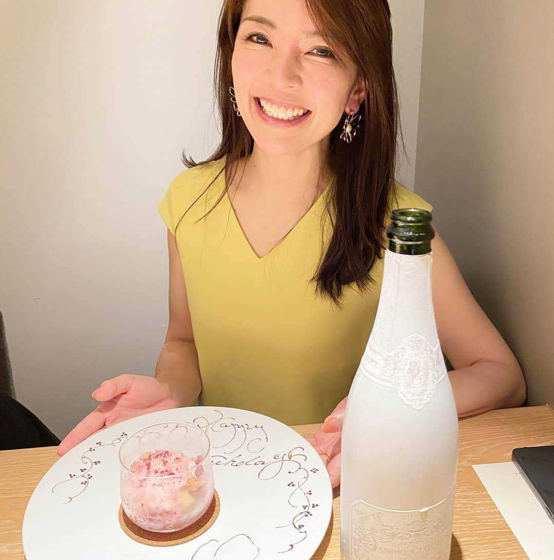 三浦マキのインスタグラム：「Thank you for all warm BD wishes and love♥️♥️  6/25で、37歳になりました。 所用で神戸に帰っており、20年ぶり？くらいに両親と共に迎えられた誕生日🎂  前日には親友のアニーが彼氏以上のサプライズをしてくれて…✨ 「私の親友って、こんなに最高なんだよ♥️」って全世界に自慢したくなるくらい大好き🤍🤍  愛と友情と感謝にまみれたBirthday Week！！  生んでくれた親に感謝ですが、幼い頃からたくさんの世界を見せてくれた、圧倒的に優しくて大好きな父。 そしてどんな時も娘の選択した道を信じて、笑顔で明るく、家族を照らし続けてくれてる太陽のような母。  たくさんの愛に包まれて生かされてるなぁと改めて実感しました。幸せ者ですね。  私に出会ってくれた皆さま、 いつもありがとうございます💫  さて今年は、人生の新たなフェーズ。  2年分のポップ＆ステップ期間を経て、 いよいよ大きくジャンプできる時がキタ⭐️  再び動き出して好転し、 世界へ飛び立つ、良き転機となる予感がしております✈️  人に優しく、まっすぐに。  上を向いて、前のめりで人生を 謳歌していきたいと思います♥️  xoxo Maki  #birthday #birthdayweek #丑年蟹座  #june25」