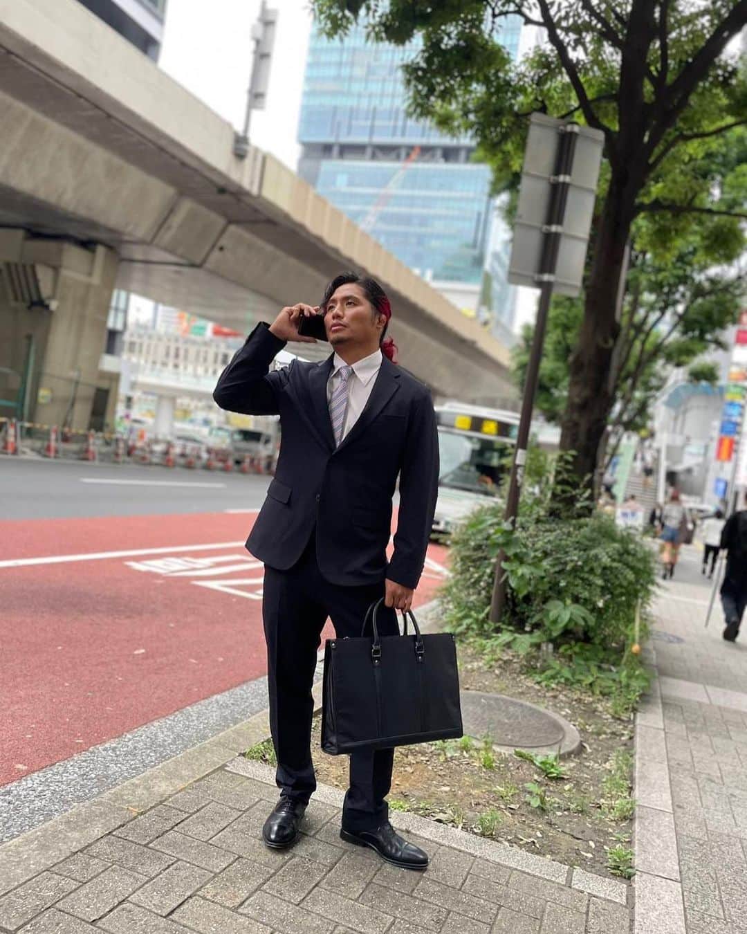 高橋ヒロムのインスタグラム：「(株)L• I•J 代表取締役社長の高橋ヒロムです👔 新入社員の内藤くんと雑誌取材を受けました。  本日発売 #週刊SPA!」