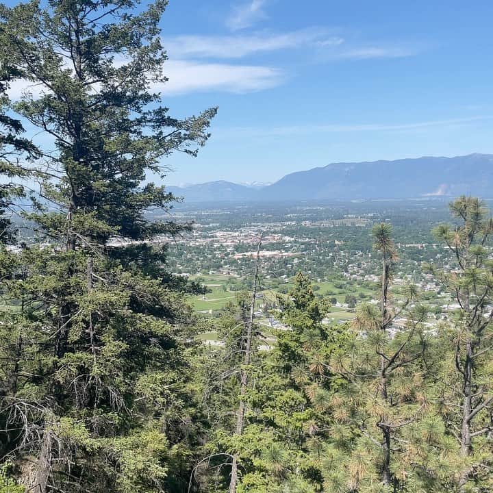 アンソニー・アービンのインスタグラム：「Big Sky. Nearly a year ago since I was last here. I had plans for living life forwards. Alas, “man plans and G-d laughs”. Yet here I am again, after having traveled so far, to arrive at the same place, and look upon myself from above.」
