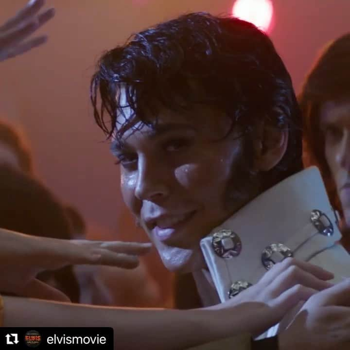 ブライス・ジョンソンのインスタグラム：「Took the whole family to see the Elvis Movie today. What a masterpiece. Go see it. Long live the King 👑  … One name has everyone talking. ELVIS. Starring @AustinButler, @BazLuhrmann’s #ElvisMovie is NOW PLAYING in theaters. Get your tickets TODAY! ⚡️#TCB Link in bio.」