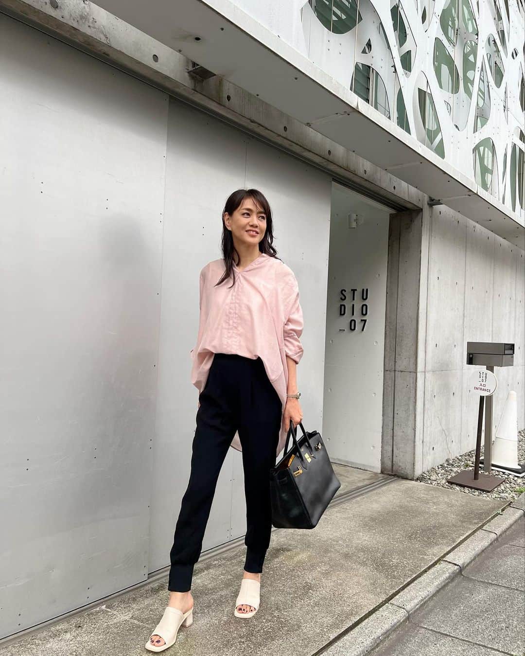 のインスタグラム：「#梅雨明けた　☀️ #暑いね〜😅  撮影帰りにパチリ📸 #ファッション  ピンクの💕 #ビックシルエットシャツは @elura_official   #ラインジョグパンツ @lunetokyo  これ美脚パンツ👍✨  #バック @hermes 🧡 #ミュール👡 @elura_official   #マエノリ#前田典子#モデル#model#アラフィフ」