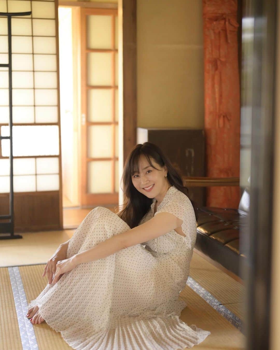 村上麻衣のインスタグラム：「#無加工写真  でおはようございます🌞  まだ6月なのに すっかり夏本番の暑さですね。  夏休みの計画を立てないと🍉🌺🌈  皆さまは何をされるご予定ですか？  夏休みぽい写真を載せてみました。 和室って好きだな♡  #無加工 #無加工グラム #unfiltered #unedited #ポートレート #portrait #japan」