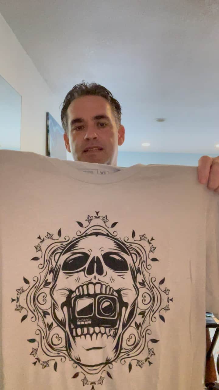Robbie Crawfordのインスタグラム：「Comment whatever below and win some free #GoPro shirts 🤙🏻」