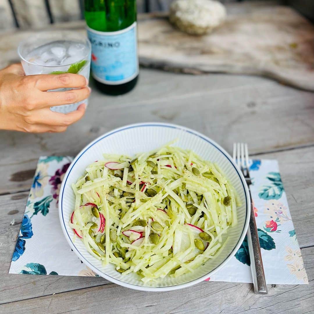 のインスタグラム：「コールラビ🌱さっぱり🌱サラダ🥗根菜のコールラビを4等分に切ってから皮剥いて、固い繊維しつのしんを取り除く➡️せん切り➡️粗塩の入った冷たい水に付けおく10分、ラディッシュ同様🧂ザルに上げて➡️冷蔵庫で冷やしている間ドレッシング作る🥄ドレッシングの材料をミックサ-に入れて回す➿➰➿➰ミックサ-無い場合はバジルをみじん切りにして他の材料と混ぜ合わせる💭すり鉢で❓海塩&ブラックペッパーで味調整➡️ドレッシングをシャキシャキに冷やした根菜に混ぜて、トッピングのカボチャ種を散らす🎶  コールラビ・・1個 ラディッシュ・・2〜3個  フレッシュ・バジル&タヒーニ・のレモン・ドレッシング  ＊フレッシュバジルの葉・・20g ＊レモン絞り汁・・30ml, 🍋1個分 ＊海塩・・½小さじ〜ブラックペッパー適量 ＊アップルサイダービネガー・・1大さじ(他のビネガーも🆗) ＊タヒーニ、ねりごま白・・1大さじ ＊XVOオイル・・40ml  トッピング ローストカボチャの種・・4大さじ  🥗Kohlrabi salad w/fresh Basil Tahini Lemon dressing🥗  🕊Peace & Kindness, may all your dreams come true🕊  #根菜 #根菜サラダ #コールラビ #野菜 #サラダレシピ #kohlrabi #バジル #バジルソース # #健康食 #健康レシピ」