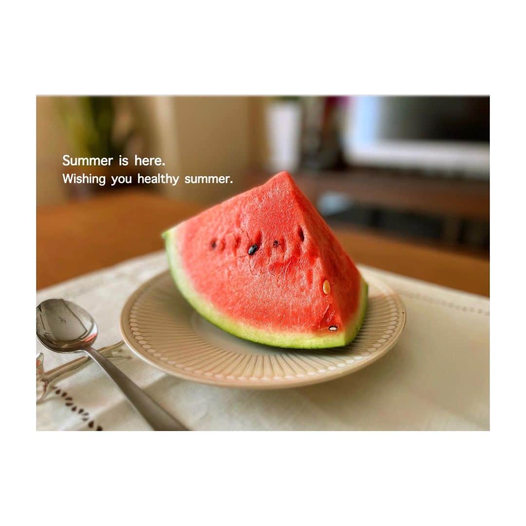 藤井美加子のインスタグラム：「関東梅雨明け宣言出ました！  今年初スイカ🍉 三角の先の甘いところが 好きだけど 白いところギリギリまでせめて 食べるタイプです。 お塩もパラっとかけます。  みんなは？  出掛けるのも躊躇する暑さです。 日傘と水分とUV対策お忘れなく。  マスクは人との距離のあるところでは外しても良いのでは？ご自身の体を第一に。  行ってらっしゃい 𖤣𖥧𖥣𖡡𖥧𖤣☺︎☺︎☺︎  #関東梅雨明け #すいか  #夏の風物詩 #日本の夏」