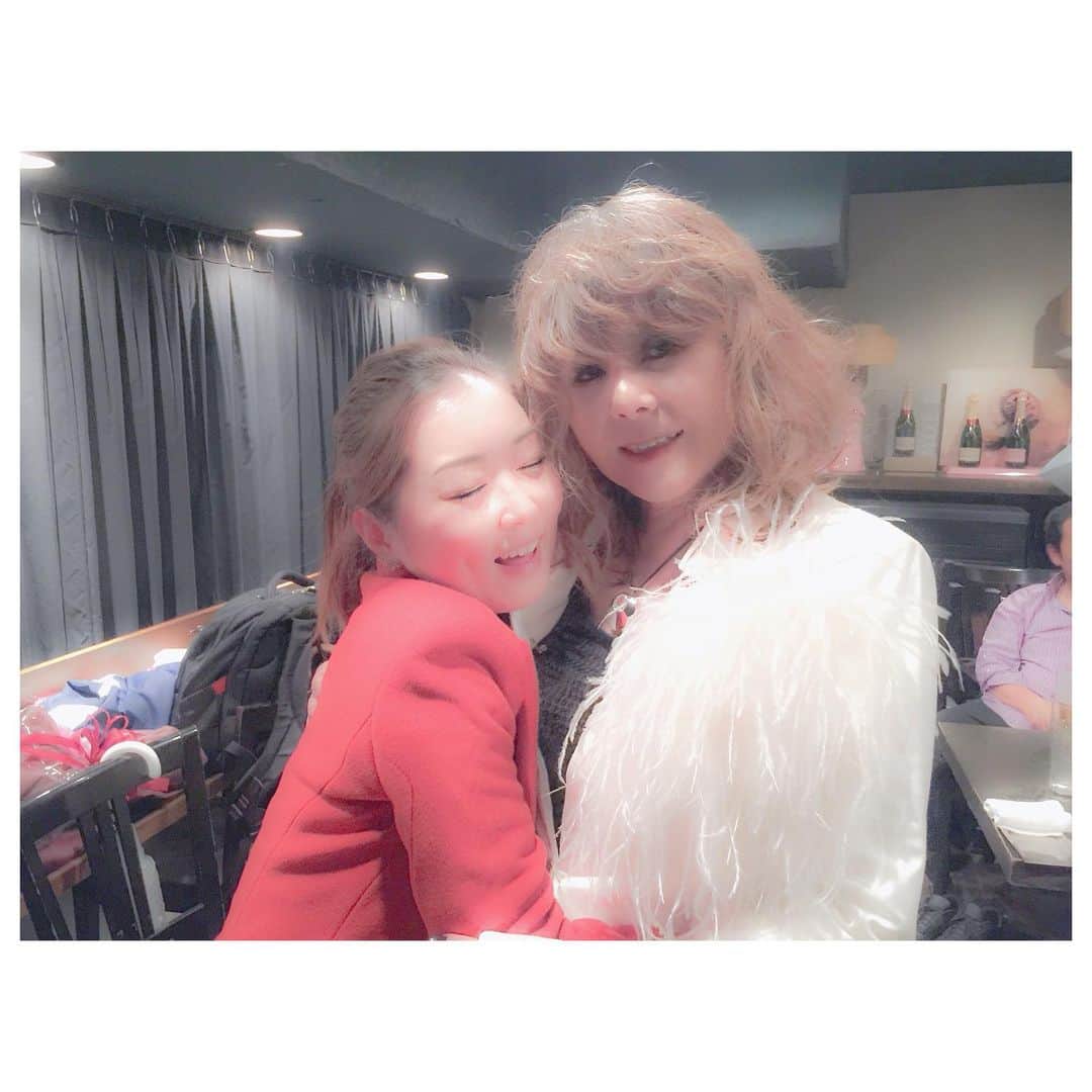 荒牧陽子のインスタグラム：「2022.6.27 ┈︎┈︎┈︎┈︎┈︎┈︎┈︎┈︎┈︎┈︎┈︎┈︎ 葛城ユキさんの訃報。 絶対にまた会えると信じていました。 またあの歌声を絶対聞きたいし 一緒に歌いたい、と。 ⁡ ⁡ ⁡ 葛城ユキさんとは 私がものまねデビューさせてもらった番組 「スタードラフト会議」の《ものまねご本人登場》でお会いしたのが最初で、 その後、初ワンマンライブが決まった際、 「葛城さんとのセッションが忘れられない。どうしても、もう一度葛城さんと歌いたい」という私の我儘をお伝えしたところ、快く出演してくださいました。 葛城さんと2人で歌った「ボヘミアン」 今でも思い出すたびに鳥肌が立ちます。 「あの歌声に自分の声を重ねることができている…」 あの瞬間《解放》が半端なくて 葛城さんの声が、私をどこまでも連れて行ってくれる！と、一種のゾーンに入ったような感覚になっていました。 ⁡ さらに2度目のワンマンライブに 「見に来てください！」とお声がけしたところ「もちろん！」と。 当日は客席で最高に盛り上がってくださっただけでなく、ステージで歌も歌ってくださいました。 「陽子ちゃん、ライブ最高だったよ！ちゃんと進化してる！本当に凄かったよ！また呼んで！必ずいくから！」 と熱く伝えてくださいました。 ⁡ ⁡ ⁡ 葛城さんのライブも何度も伺って 歌はもちろんのこと、お客さん総立ちで盛り上がる光景に沢山刺激を受けました。 ⁡ ⁡ 最後に行ったライブは2020年夏 生歌、何度聞いても心が揺さぶられ 私もそんな歌を歌うんだ！と 興奮しながら自分に言い聞かせました。　 ⁡ ⁡ ⁡ ⁡ そして 闘病の報道。 ⁡ ⁡ 「陽子ちゃん、大丈夫だよ！頑張るから待っててね！」 ⁡ ⁡ メールを読み返しては 心の中で抱きしめています。 ⁡ ⁡ ⁡ ⁡ 葛城さん 闘病生活、お疲れ様でした。 そして、 私を可愛がってくださって ありがとうございました。 ⁡ ⁡ ⁡ ⁡ ⁡ とってもキュートで優しくて最高にカッコいい 大好きな葛城ユキさん ⁡ ⁡ ⁡ ⁡ やっぱり ⁡ 会いたいです ⁡ ⁡ ⁡ ⁡ ご冥福をお祈りいたします。 ⁡ ┈︎┈︎┈︎┈︎┈︎┈︎┈︎┈︎┈︎┈︎┈︎┈」