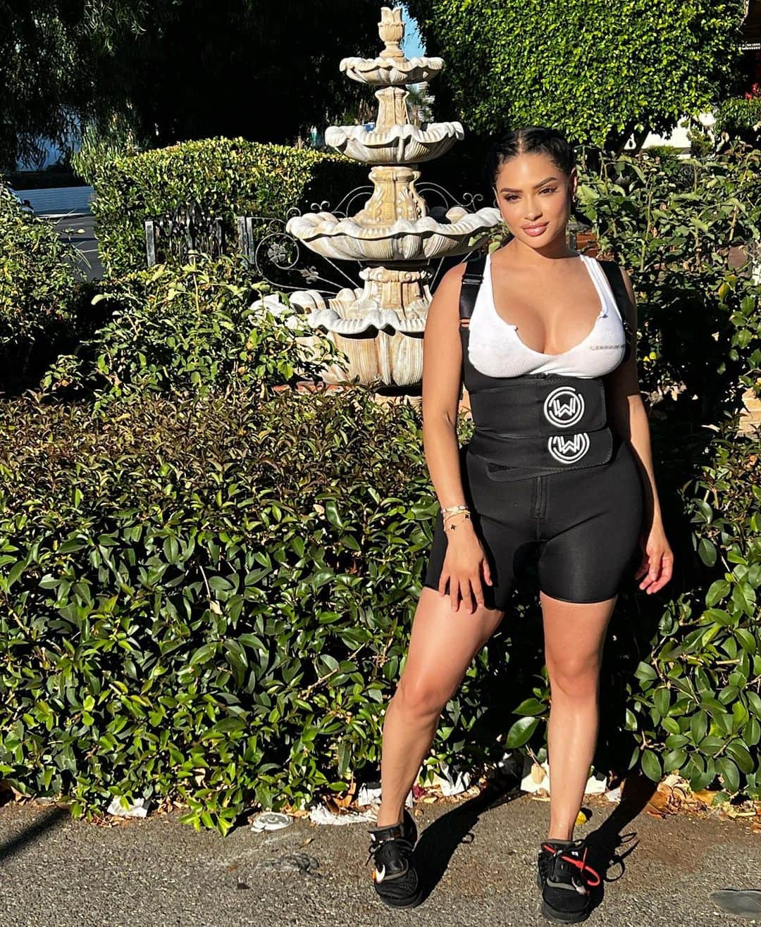 Tori Hughesのインスタグラム：「Essentials @whatwaistofficial Use my code TORIBRIXX10OFF」