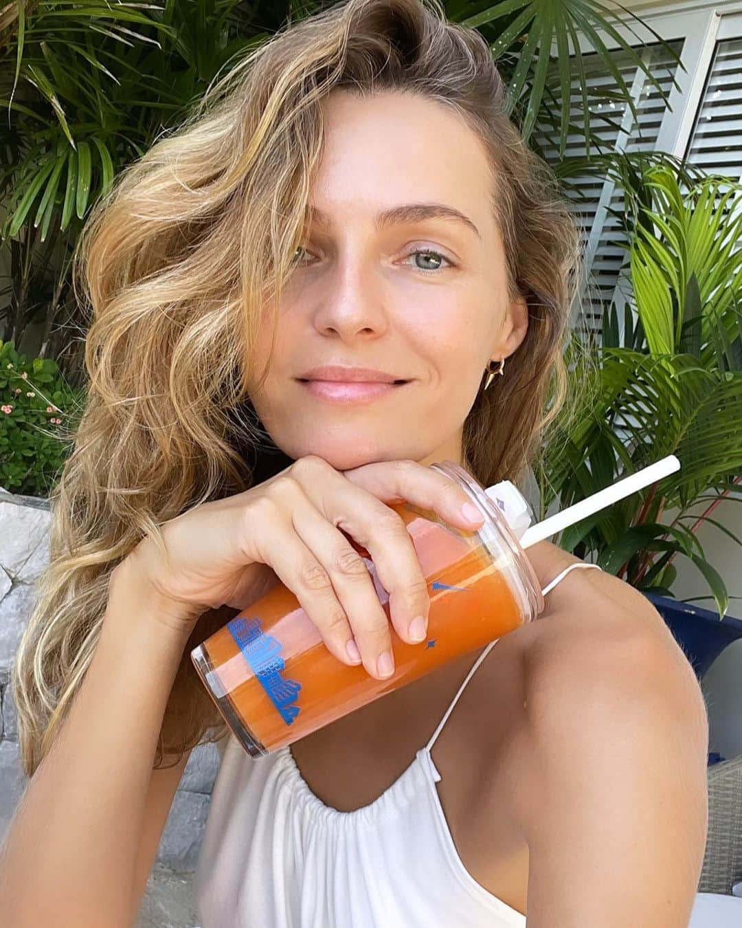 ヴァレンティナ・ゼリャヴァさんのインスタグラム写真 - (ヴァレンティナ・ゼリャヴァInstagram)「Love love love having smoothies in the morning 🥰 Can’t get enough of this mango papaya smoothie! Such a simple combo but every sip is like WOW 💥  Thank you @squeezze_juice_bar for a wonderful variety smoothies and juices 🍍  Thank you @mado_obolenskaya for making it extra tasty and perfecting recipe every single time 😘❤️  #retreatArturSita #artursita」6月28日 11時07分 - valentinazelyaeva