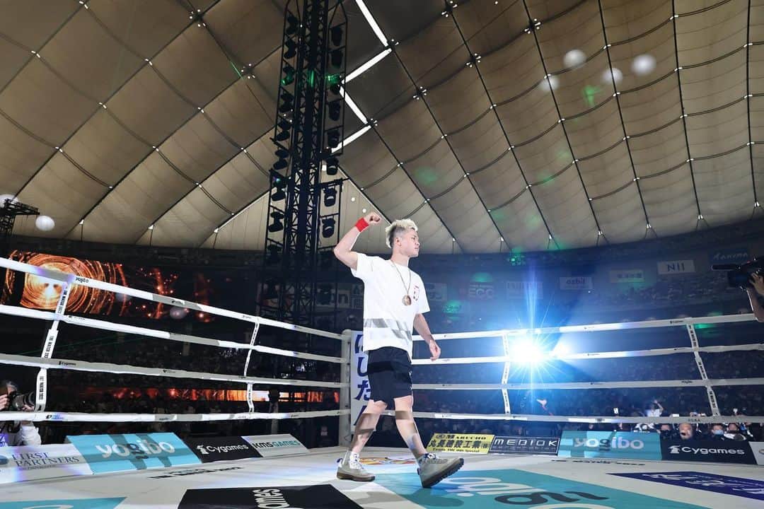 那須川天心のインスタグラム：「最近の世の中はおかしい気がします SNSって簡単に人と繋がれたり著名人と距離が近くなったり身近に感じるって事が多くなった反面 人の事を叩いたり、顔も見た事無い奴らに悪口言ったり、グループで仲良くなって集団で虐めたり悪い事も沢山ある みんな人間だぜ なんで会った事もない人、人前に立って頑張ろうとしてる人にそれが出来る？顔も見せずに人を叩いていいねを沢山もらってそれで幸せか？ もちろん人前に立つ人も覚悟は必要だと思うよ だけど最近は度を越している事が多いと思う SNSが怖くて人の前に立てない人もいるSNSの誹謗中傷のせいで若い芽や可能性が沢山潰されてる エンターテイメントが出来なくなってる もちろん人間だから誰だって失敗する 完璧な人なんていない 表に出てる人は失敗を見られる事が多い だから失敗が目立つよね 誹謗中傷してる奴らは自分が失敗してる姿なんて見てもらえないだろ 怖くて見せる事もできないだろ でもさ、失敗を人に見せれるって幸せな事なんだぜ SNSが世界だと思うなよ こんなくだらない世界が全てだと思うなよ 全部フィクションだと思ってた方が良いぜ 俺の事が好きな人、俺のファンでいてくれる人はわかってほしい 悪口言われても言い返すんじゃなく 全部交わしてほしい 俺はいくら言われても大丈夫だから 大きな心を持って生きてほしい 良い世界になりますように」