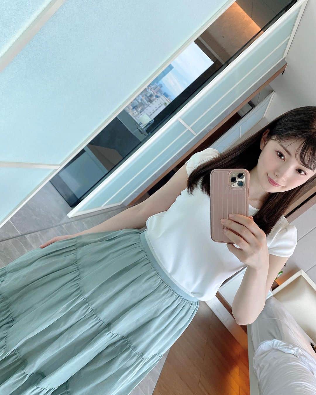 早田悠里子のインスタグラム：「おはよう☀ 完全に梅雨明けましたね☺️  夏が1番好きなはずなのに早くももうバテてます😂 6月後半ってこんなに暑かったっけ🫠みんなも熱中症にはお気をつけください🥹🍧  #夏コーデ  #wosaka #foxey」