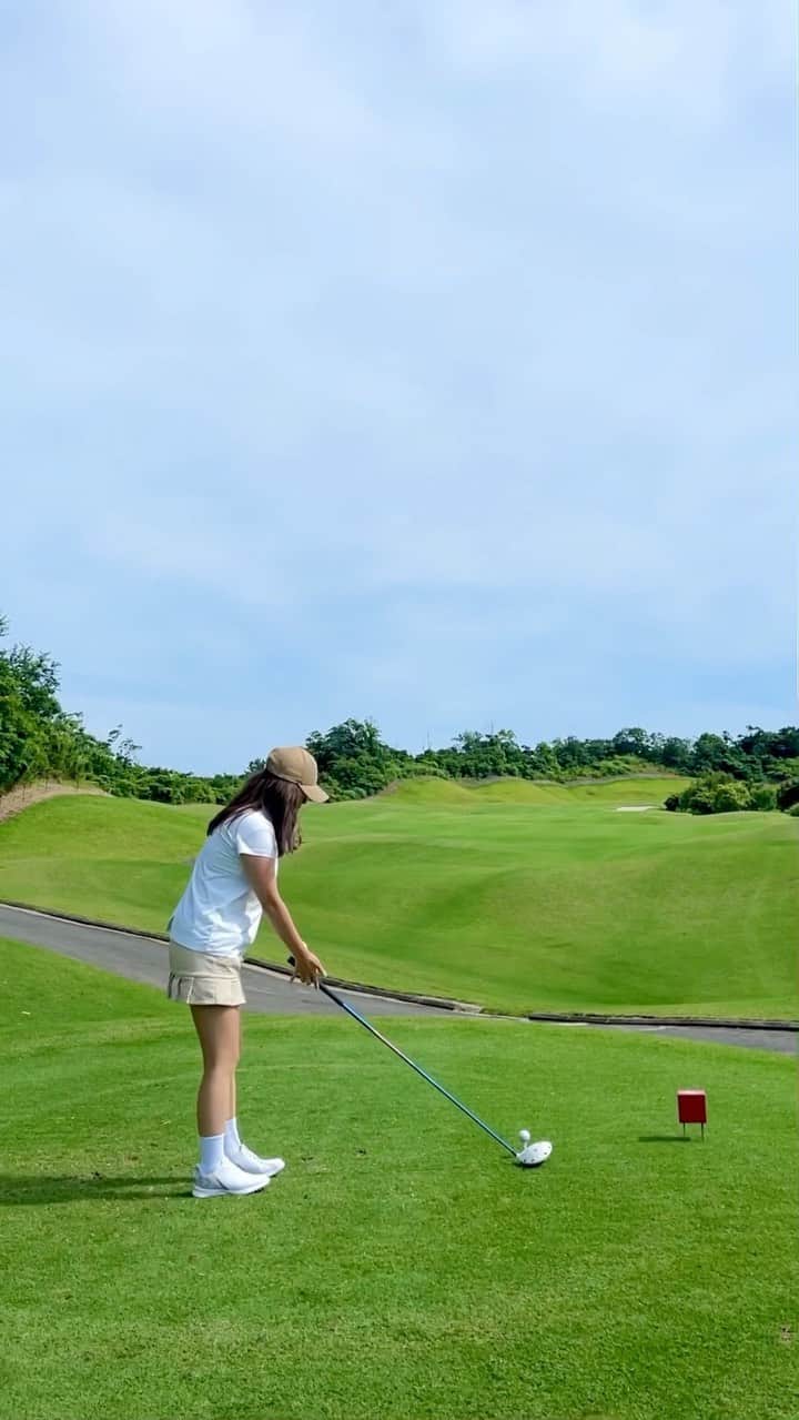 mikaのインスタグラム：「♥︎︎∗︎*ﾟ ひよりショット🫣 ． ． 左足首捻挫をしてゴルフ1ヶ月弱おやすみからの むりやり強行でコンペ参加した時の⛳️ ． ． 治ってないから包帯見えないよーに靴下で隠して 左足に体重かけて痛いの嫌だからめっちゃ踵重心😂 ． ゴルフはじめてこんな休んだの初めて💦 早く治って〜！🤣 ． ． ． #ドライバー #ドライバーショット #捻挫 #へっぽこショット #ゴルフ #golf #ゴルフ女子 #golfgirl #골프여자 #女子ゴルフ #golstagram #golflove #ゴルフ好き #ゴルフ最高 #ゴルフ上手くなりたい #みかゴルフ #mikagolf #高尔夫 #골프 #golfgirl #골프여자 #ゴルフウエア #ゴルフコーデ #インスタゴルフ女子 #ゴルフ男子 #ゴルフ好きな人と繋がりたい #ゴルフ女子と繋がりたい #コンペ #18open」
