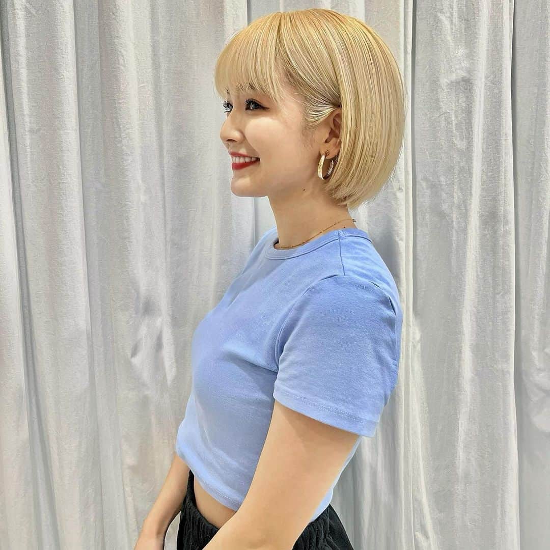 富久美玲のインスタグラム：「_ . ハイトーンショートになりまみた👩🏼🫰🏼 . 色は入れずにブリーチ2回のみ！ . #ショートヘア#ヘアカラー#ハイトーンショート#ハイトーンカラー#ブリーチカラー#hair#헤어스타일#짧은머리」