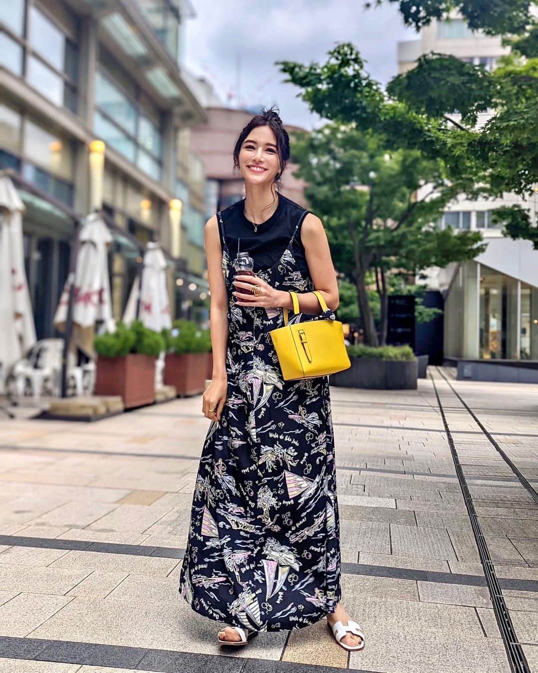 のインスタグラム：「こんにちは🫶 . 最近暑くてすっかり夏コーデ☀️ マキシワンピとノースリーブが定番になってきたよ👗💚 おだんごヘアもこれから沢山したいな🙆‍♀️(日焼け止めは忘れずに) . dress... @grace_continental.div  tops... @theory_jp  bag... @valextra  sandals... @hermes  sunglasses... @maison_de_luxe_sanae  . ブラックとイエローの組み合わせってなんて可愛いんだろうね🐝 そして昨夜またYouTube公開されました🧡女子アナ適正チェック、原稿読みチャレンジ！ 見たい企画も募集してるのでコメントお待ちしてます📺 . #りなまるコーデ #マキシワンピース #リゾートワンピ #ロングワンピース #valextra #リゾートコーデ #夏服コーデ #夏服 #夏コーデ #コーディネート #コーデ #おだんごヘア #ヘアアレンジ #サングラス #hermes #グレースコンチネンタル #gracecontinental #youtube #お出かけコーデ #女子アナ #サングラス女子 #イヤーカフ #ピアス #アクセサリー」