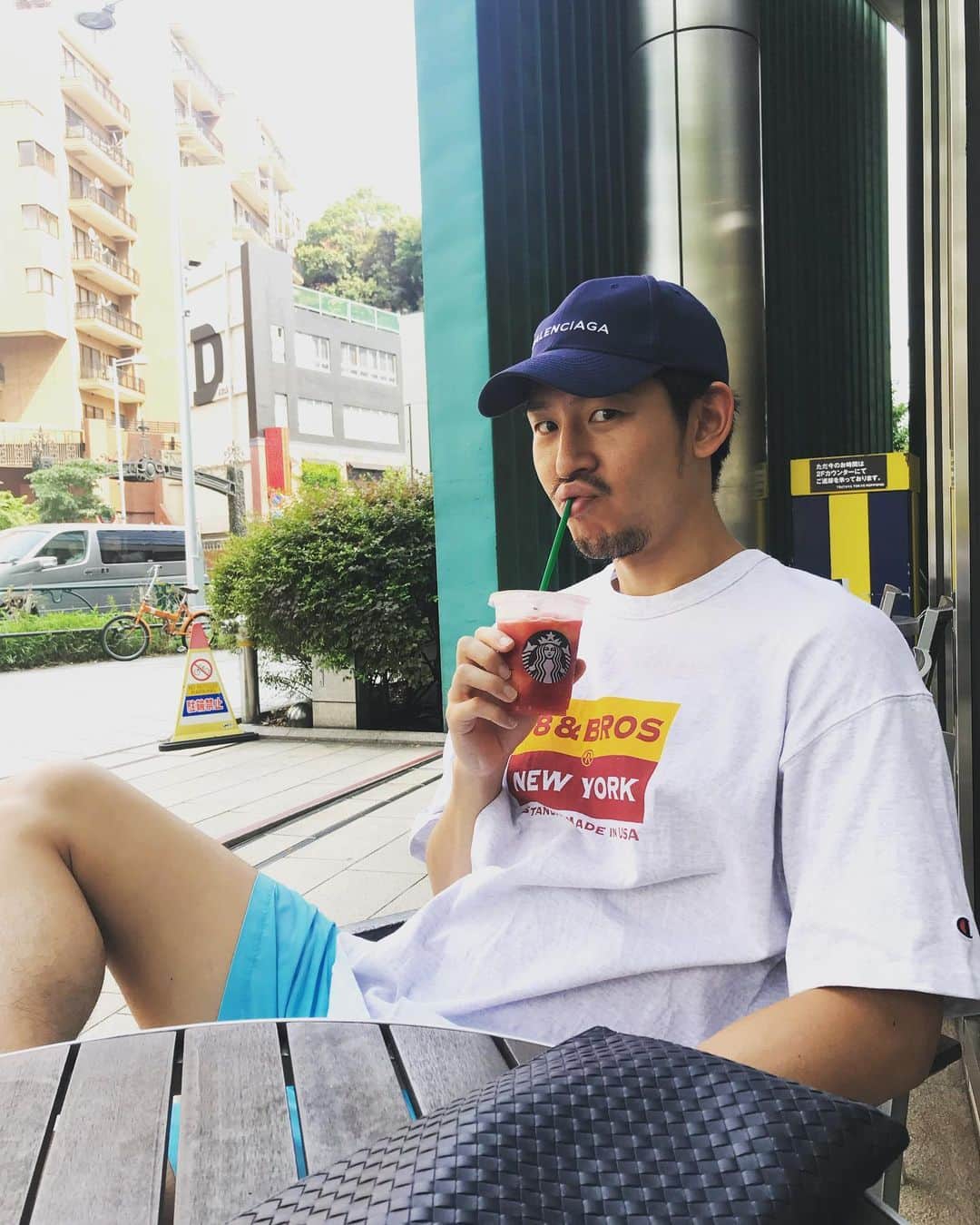 長谷川惠一のインスタグラム：「ここのところ暑い日が続いてますな〜🫠  熱中症や脱水症状には要注意ですね🥵  脱水症状にならないように水分補給はこまめに💁‍♂️  ちなみに人によりますが、 男性は1日:2.5〜3リットル 女性は1日:1.5〜2リットル  は水分を摂取した方が良いです🙆‍♂️  運動する方や、外でお仕事の方はもっとですね🌞  この人はジュース飲んでますけど、お水がおすすめです🚰笑  #暑いのは好きだけど暑すぎる」