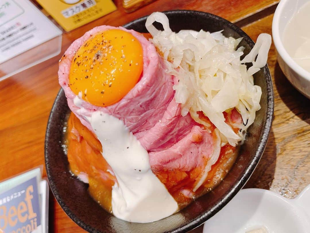 石谷春貴のインスタグラム：「美味しかった回顧録㉖  ローストビーフ大野　ローストビーフ丼  筋トレ終わりによく食べているメニューではあるんですが、めちゃくちゃ美味いんですよね。 黒毛和牛のローストビーフ丼と普通のローストビーフ丼があるのですが、基本僕は普通の方を食べてます。黒毛和牛の方も美味しいです。  ちなみにこちらには、ご飯大盛り無料＋スープと薬味(山わさびとクリームチーズ)が付いてきます。 元々かけるソースは2種類から選べますが、僕はタマネギのソースが好きです。お肉を一枚一枚食べる際、岩塩とブラックペッパーで食べるのもおすすめ！ ビジュアルが良いですよね。ほんと皆すきなやーつです。  都内、色んなところにあるので、皆様も行ってみてくださいー！  #美味しかった回顧録 #石谷春貴」