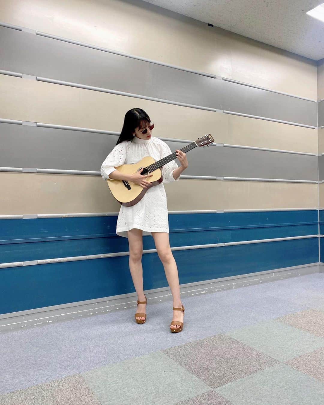 神部美咲のインスタグラム：「#アッコにおまかせ で #買い取り査定  して貰った #Martin の #ギター 🎸♪ 驚きの買い取り額になってました！😇  Fコード出てきた途端 ギターと距離を置きました🙃 もちろんBコードも。  🤣🤣🤣  VTR撮ってるときの写真🤭 、、、サングラス🤣 なにかがダサい。笑」