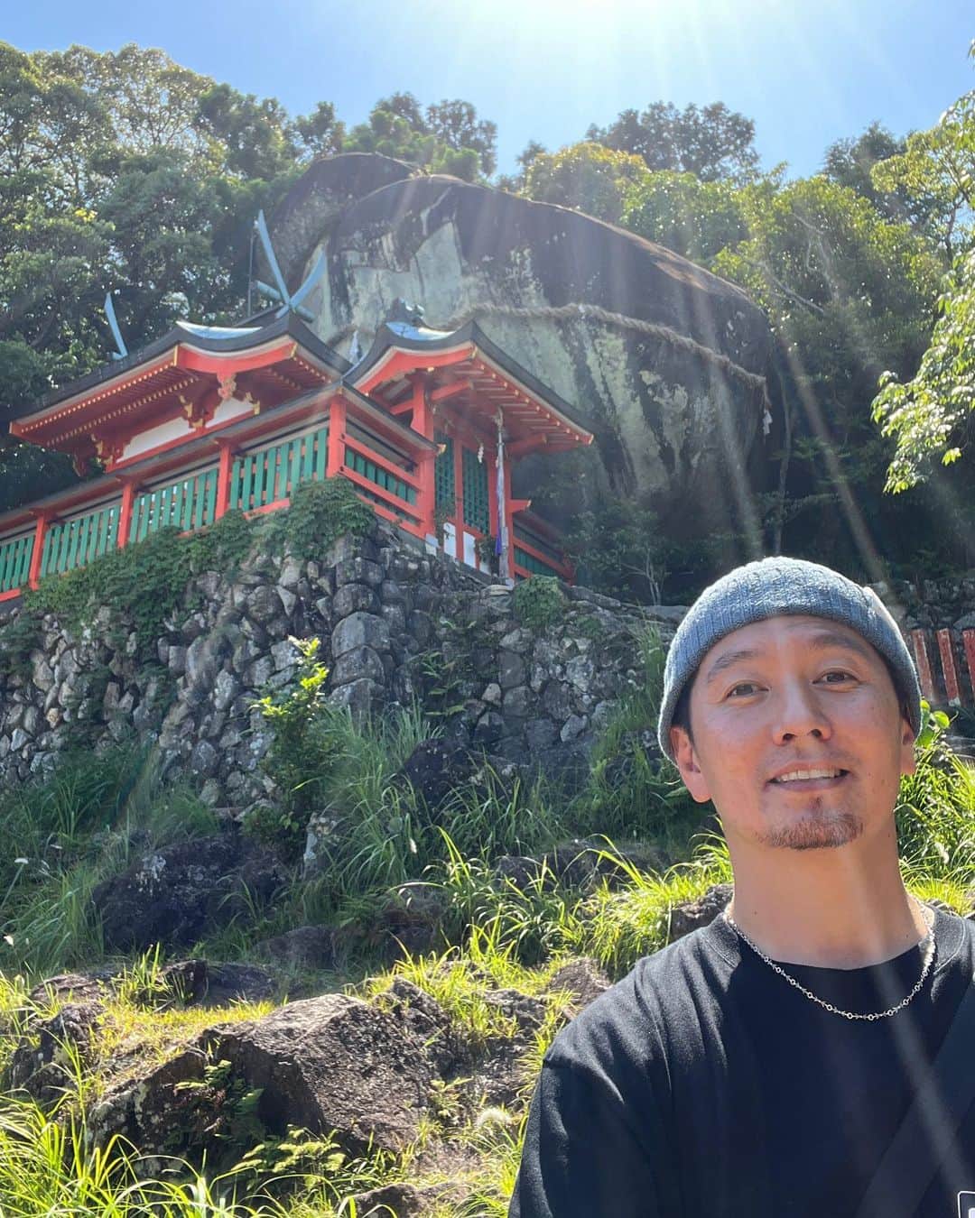 のインスタグラム：「光がすごい✨✨✨  今月初めに、@shockeye_shrinegram の配信で訪ねさせてもらった世界遺産、和歌山県の熊野三山✨  その旅の中で出会った地元の方々に是非訪ねてほしいと言われた場所の一つが、  この神倉神社⛩  源頼朝が寄進したと言われる500段ほどある急な階段を登っていった先に現れる巨石ゴトビキ岩が有名なこの神社は、  熊野速玉大社の元宮といわれており、熊野三山が鎮座するもっと前に神様が降臨した場所といわれている。  自然信仰、巨石信仰を色濃く残す熊野、その信仰の始まりの地の一つとも言える場所だけあって、  とても神秘的な場所でした🙏  聞いたところによると、 ここで行われる火祭り「御燈祭り」がとにかく凄いらしい💦🔥  一度見てみたいなあ。  #神倉神社 #熊野速玉大社 #熊野三山 #ゴトビキ岩 #和歌山県 #世界遺産 #kumanoshrine #kumanosanzan #worldheritage」