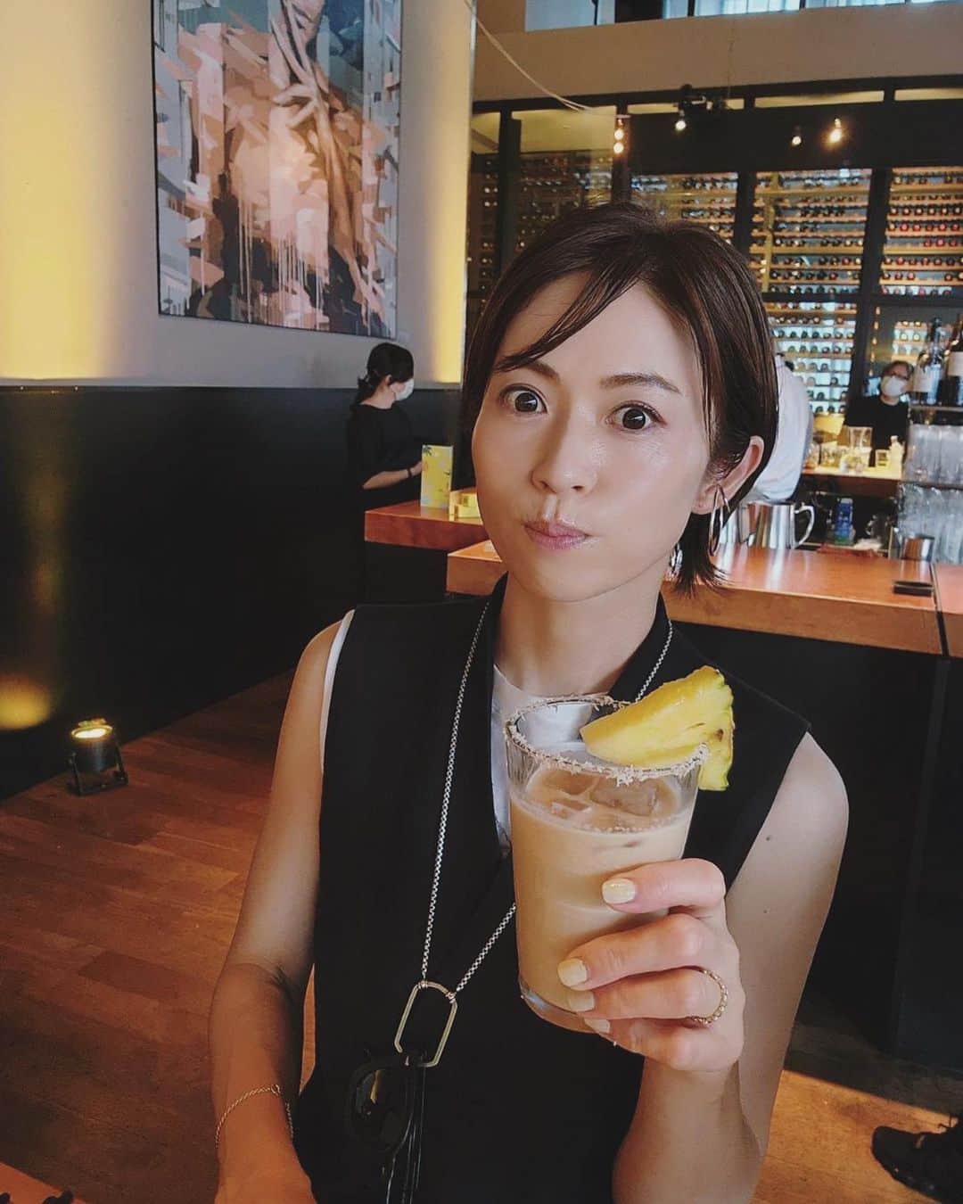 畑野ひろ子のインスタグラム：「@nespresso.jp の新作発表会に行ってきました☕️  夏らしい、ココナッツフレーバーをアイスで頂きました😆 グラスのフチに、ココナッツフレークを飾って🥥🌴 美味しいコーヒーって幸せ💚  会場で、　@midori_kuzuoka ちゃんに会えた😆 みどりちゃんは、ゴルフもとっても上手で、いつか一緒にまわりましょ💕って言ってもらえたので、頑張るー😆✊」