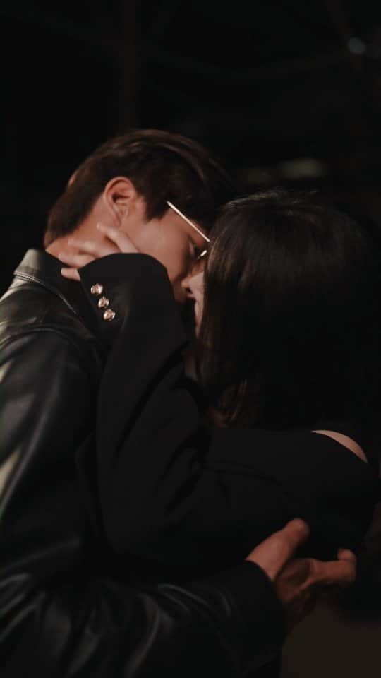 のインスタグラム：「축하해주는거아니었어?.. #종이의집」